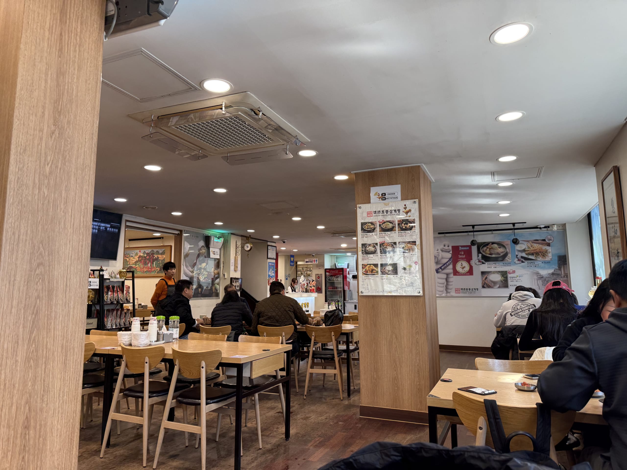 ミシュラン掲示がある明るい参鶏湯店の店内。