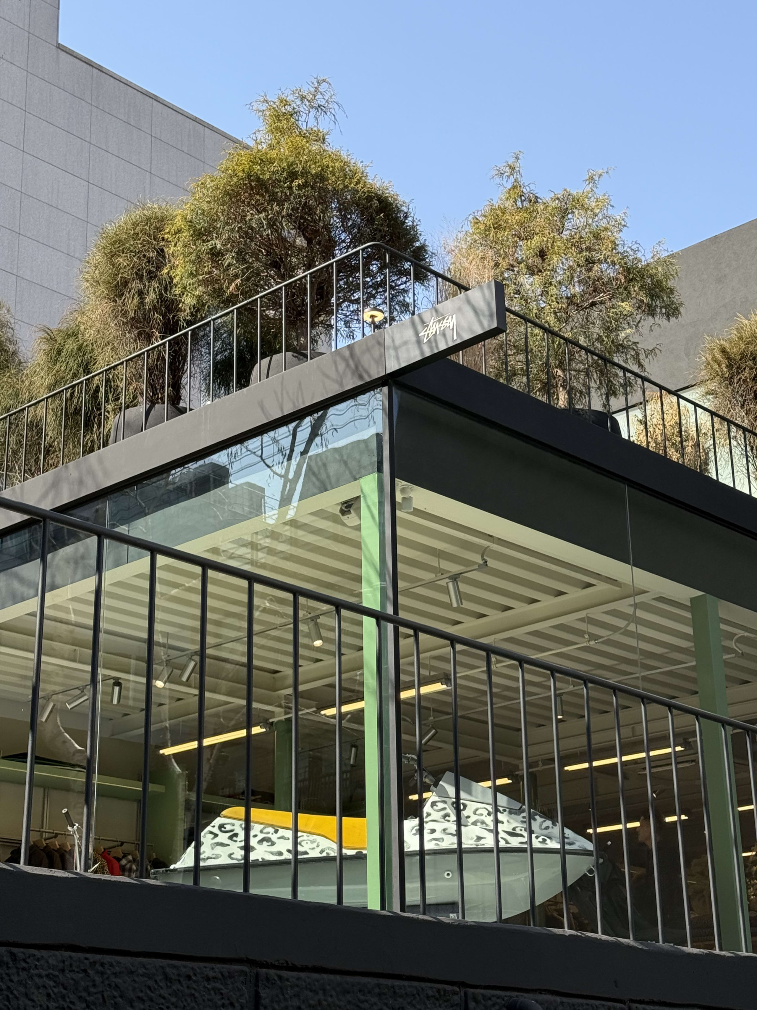 ガラス張りのStussy Seoul。2階に水上バイクが見える。