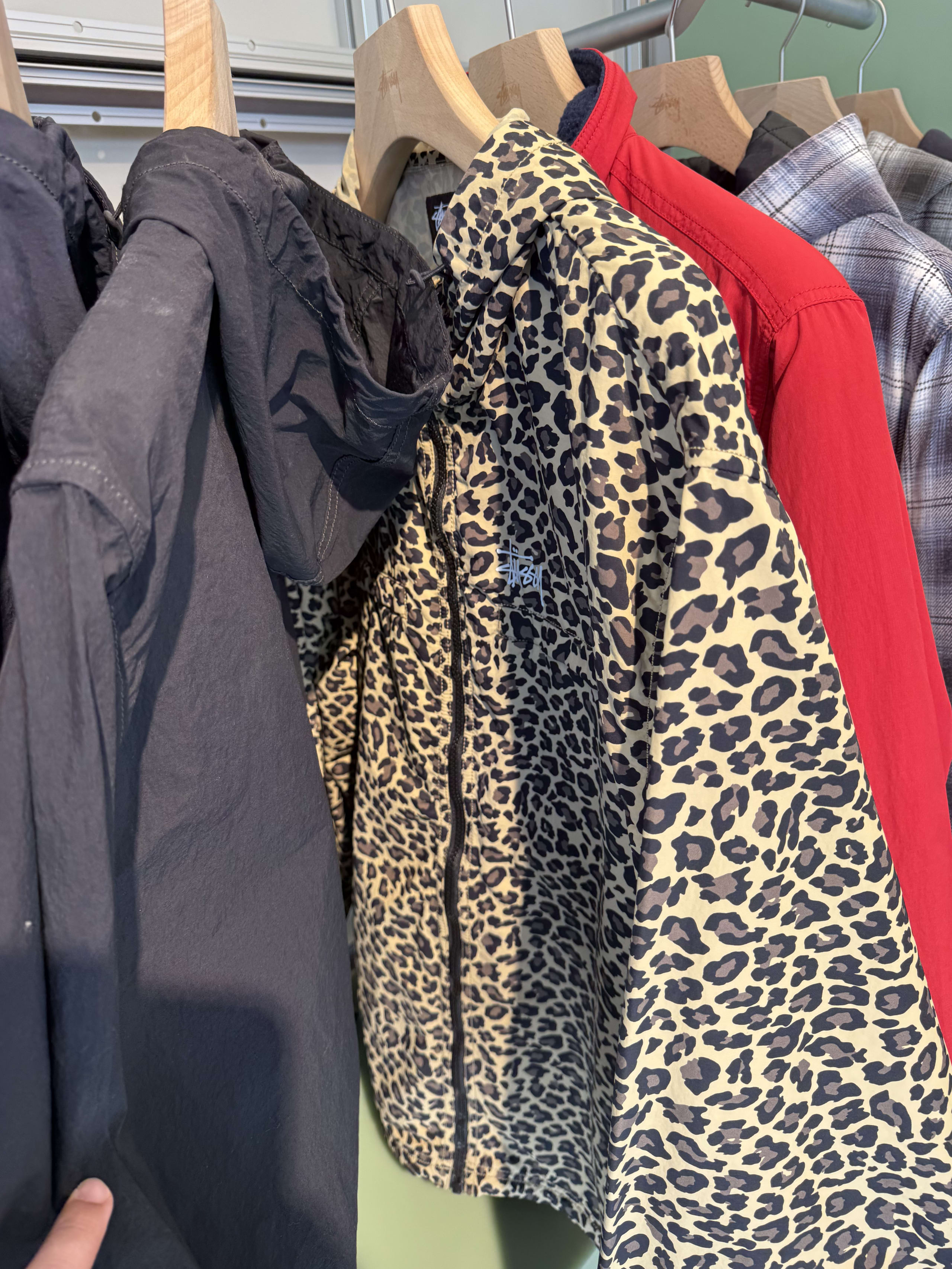 ステューシーのレオパード柄ジャケットとナイロンアウター。