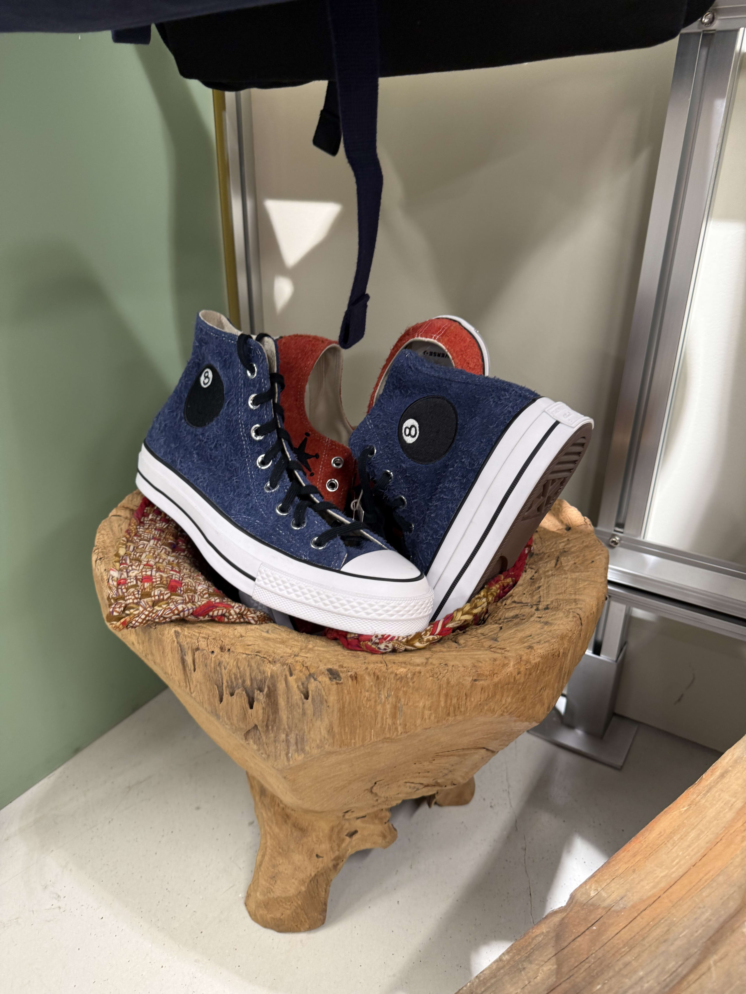 台上の青いStüssy×Converse 8-Ballスニーカー。