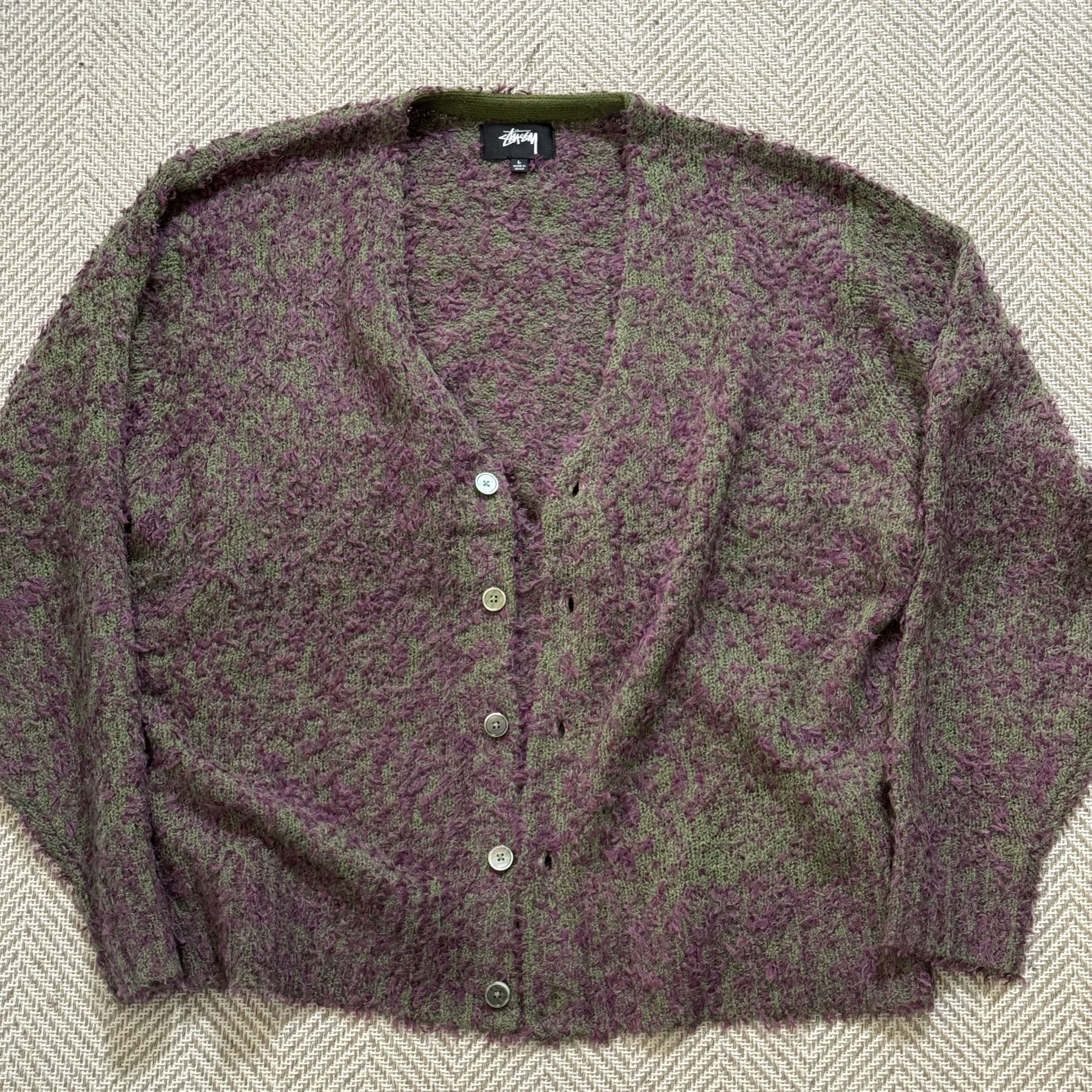 パープルとグリーンのStussyモヘアシャギーカーディガン。