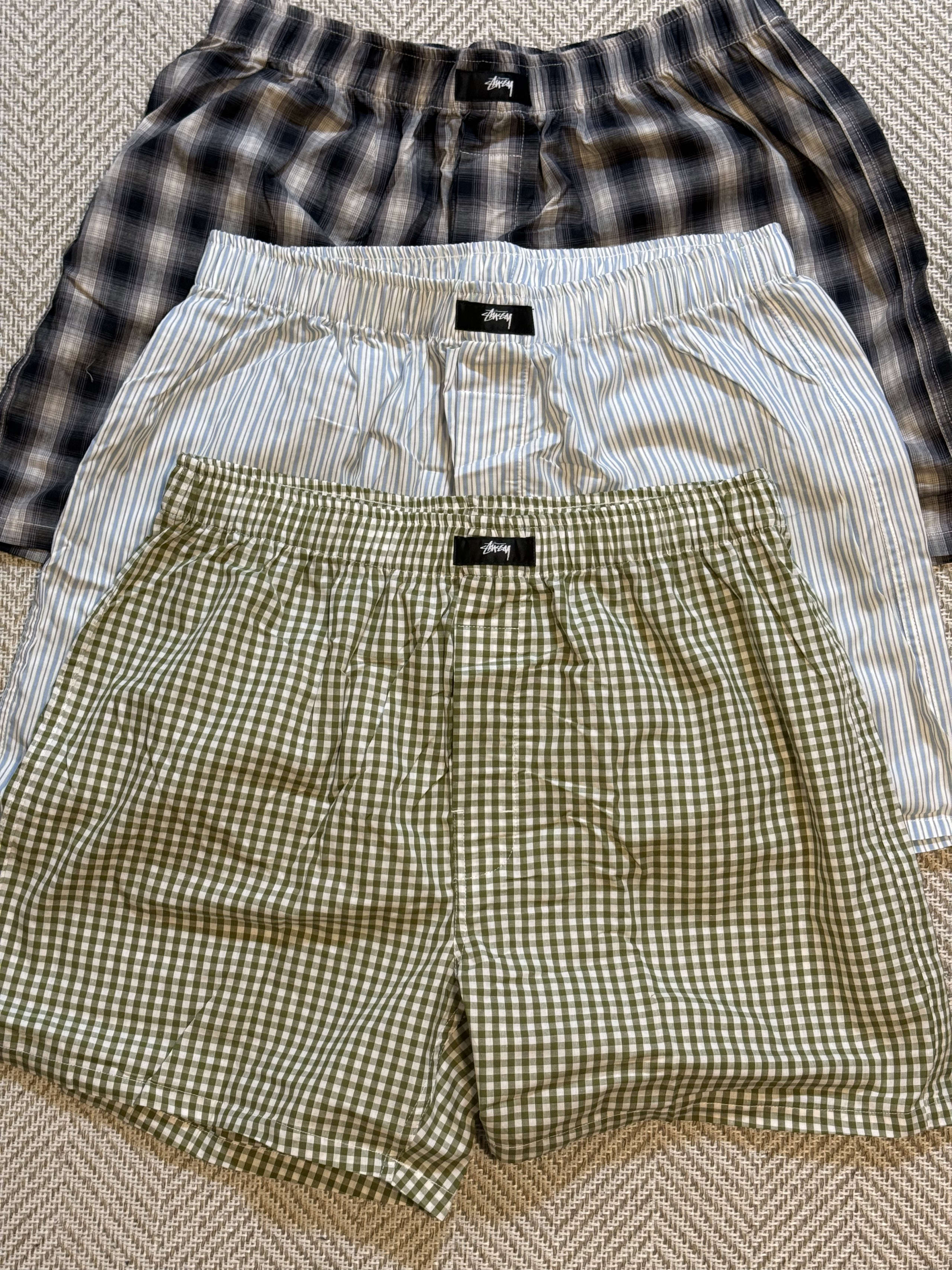 ラグに置かれたStussyのトランクス3枚。