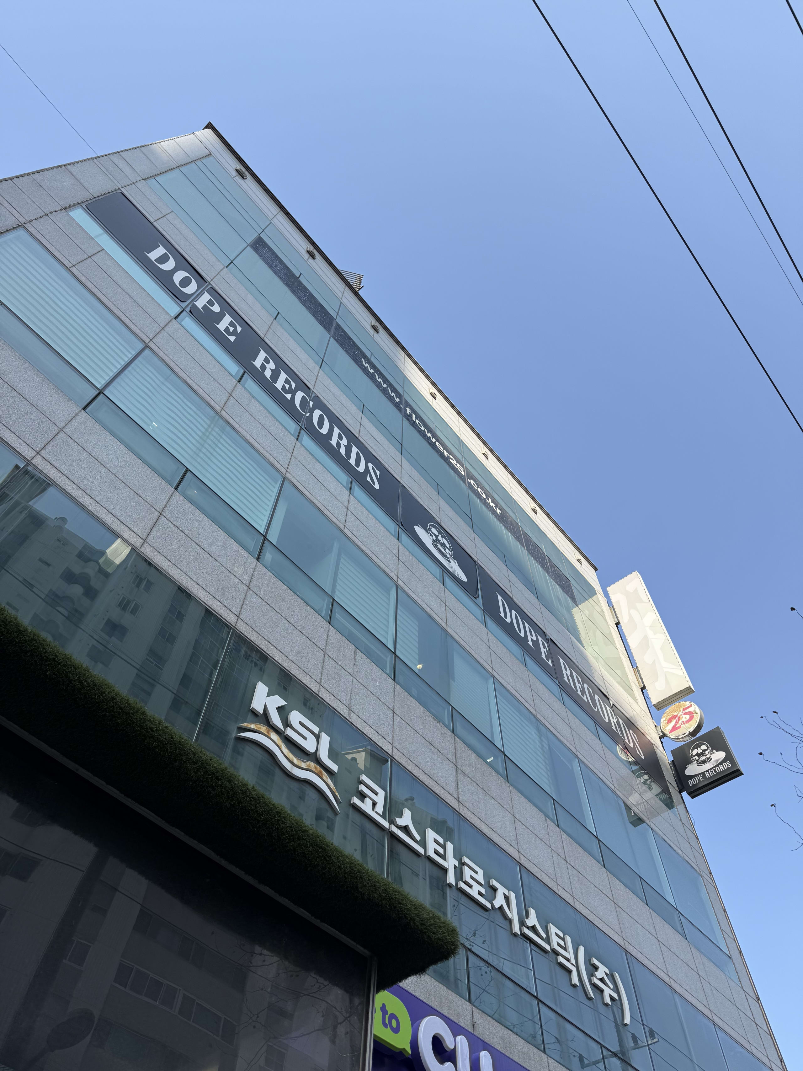 ソウルの雑居ビル4階にあるDOPE RECORDSの窓看板。