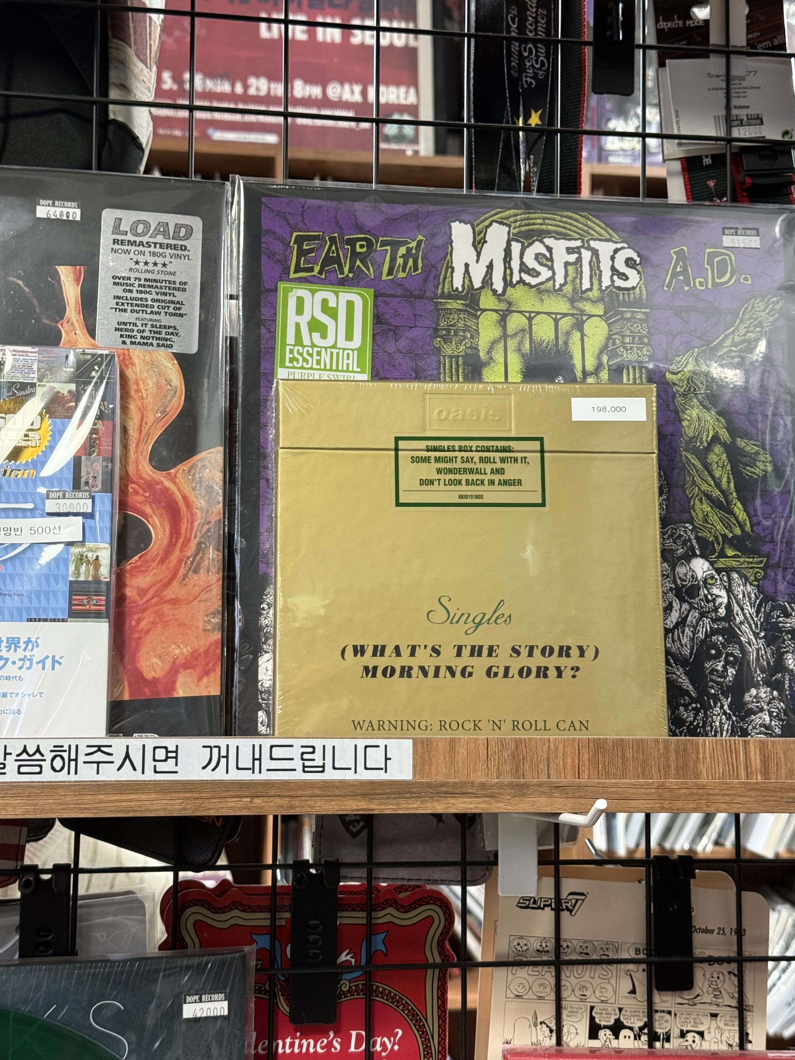 韓国のレコード店に陳列されたOasisの金色のボックスセット。