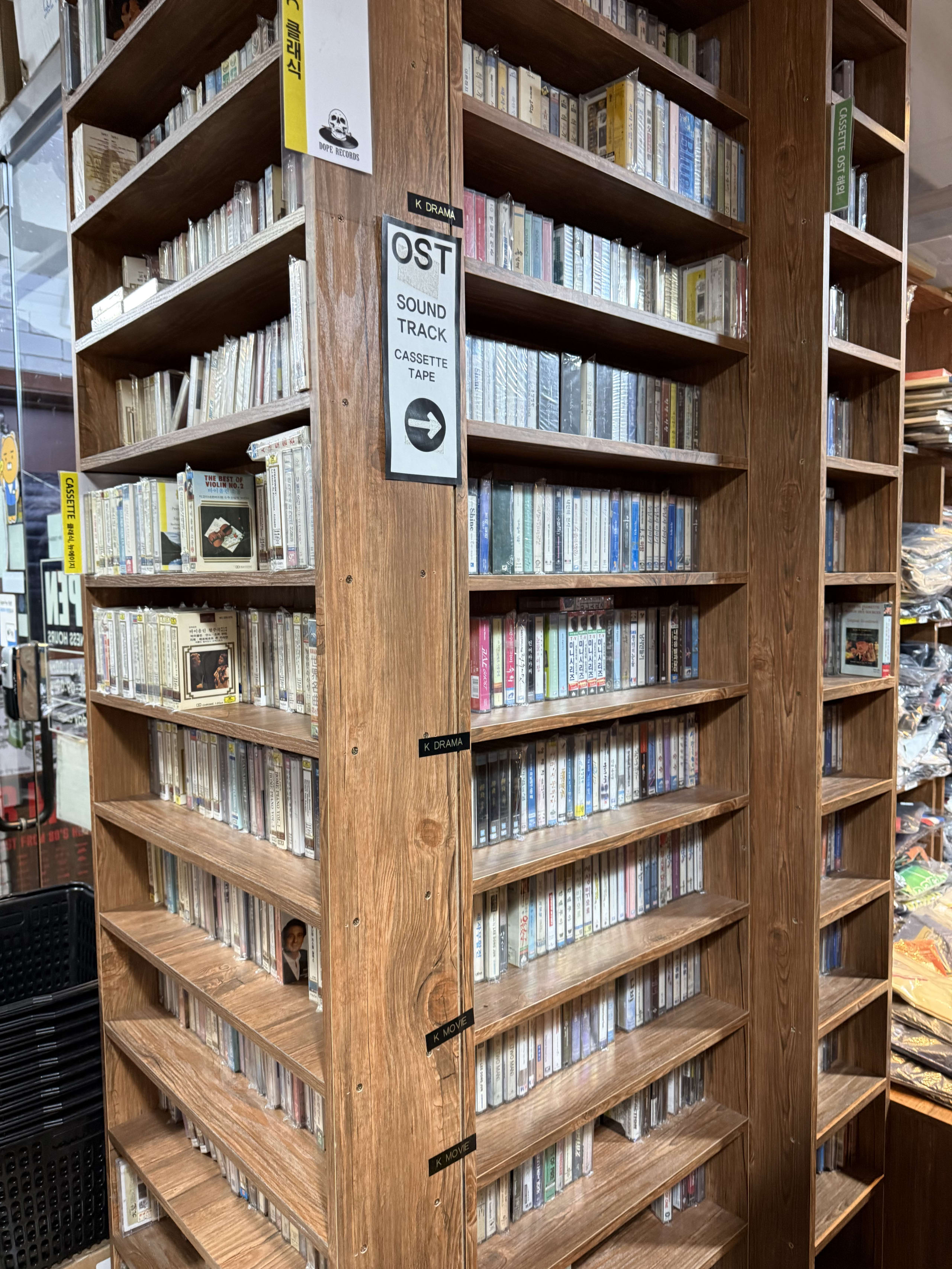 天井までカセットテープが詰まった木製の棚。