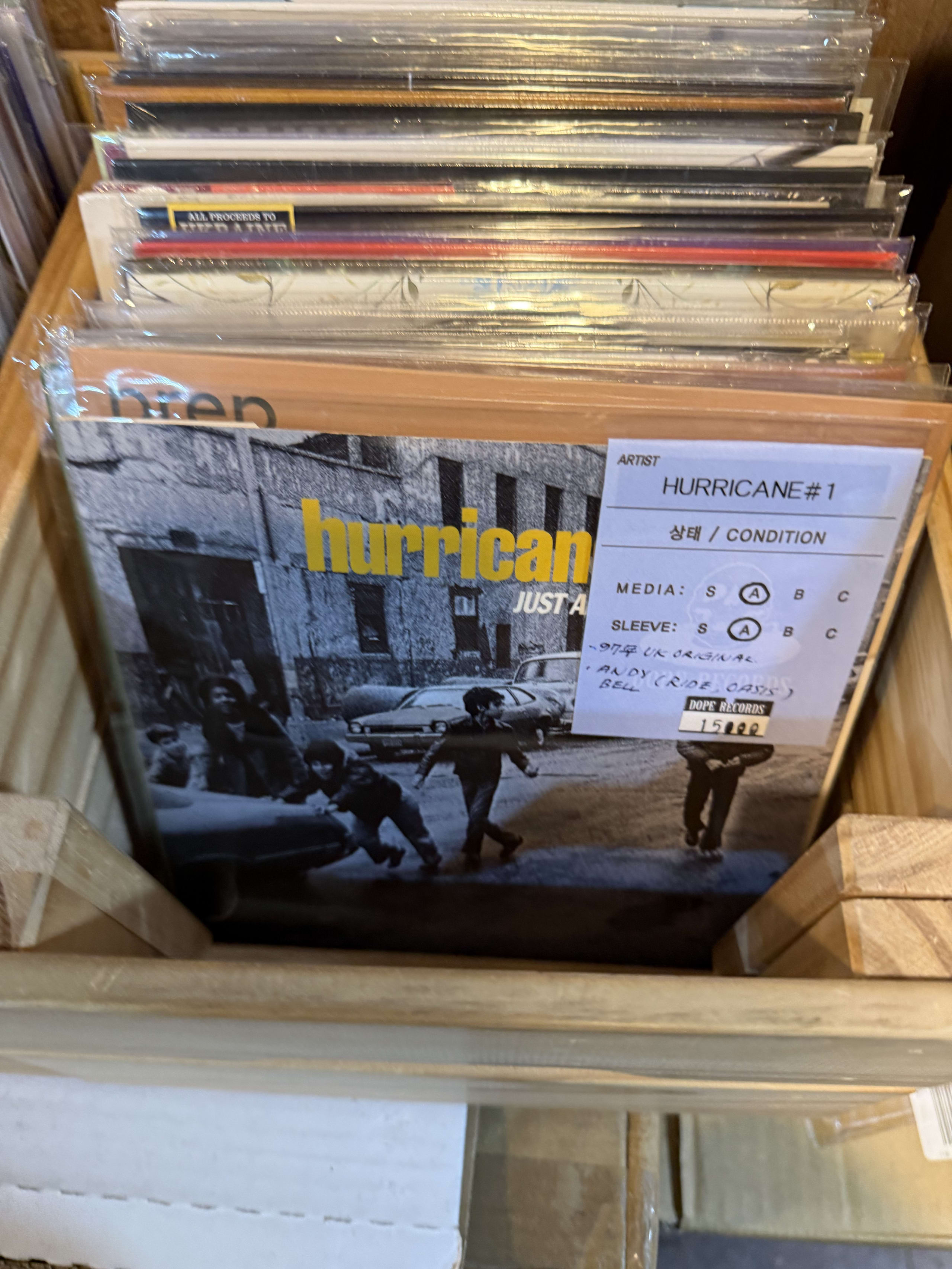 木箱の中古7インチレコード。手前はHurricane#1のシングル盤。