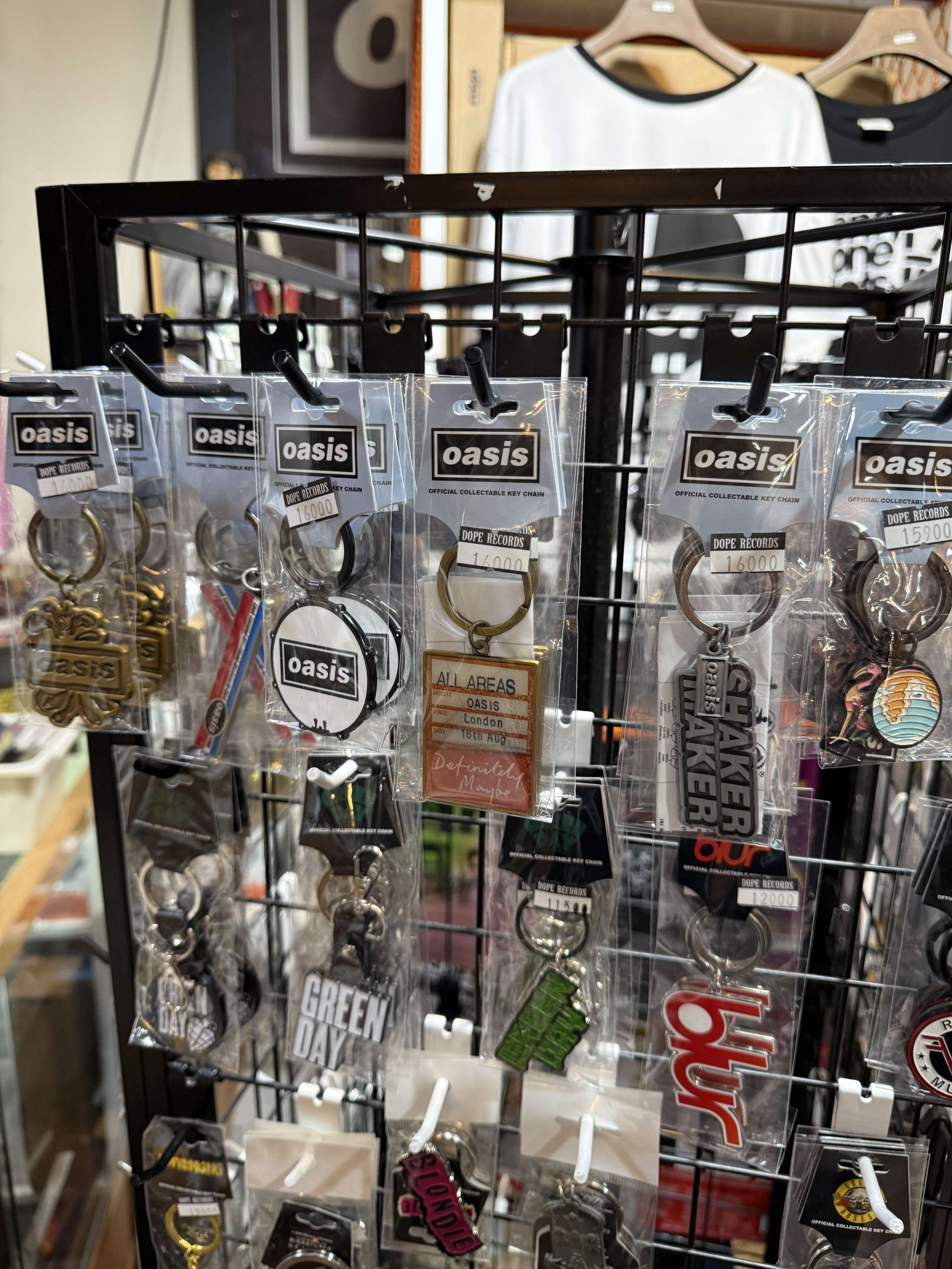 ラックに並ぶOasis等のバンドキーホルダー。