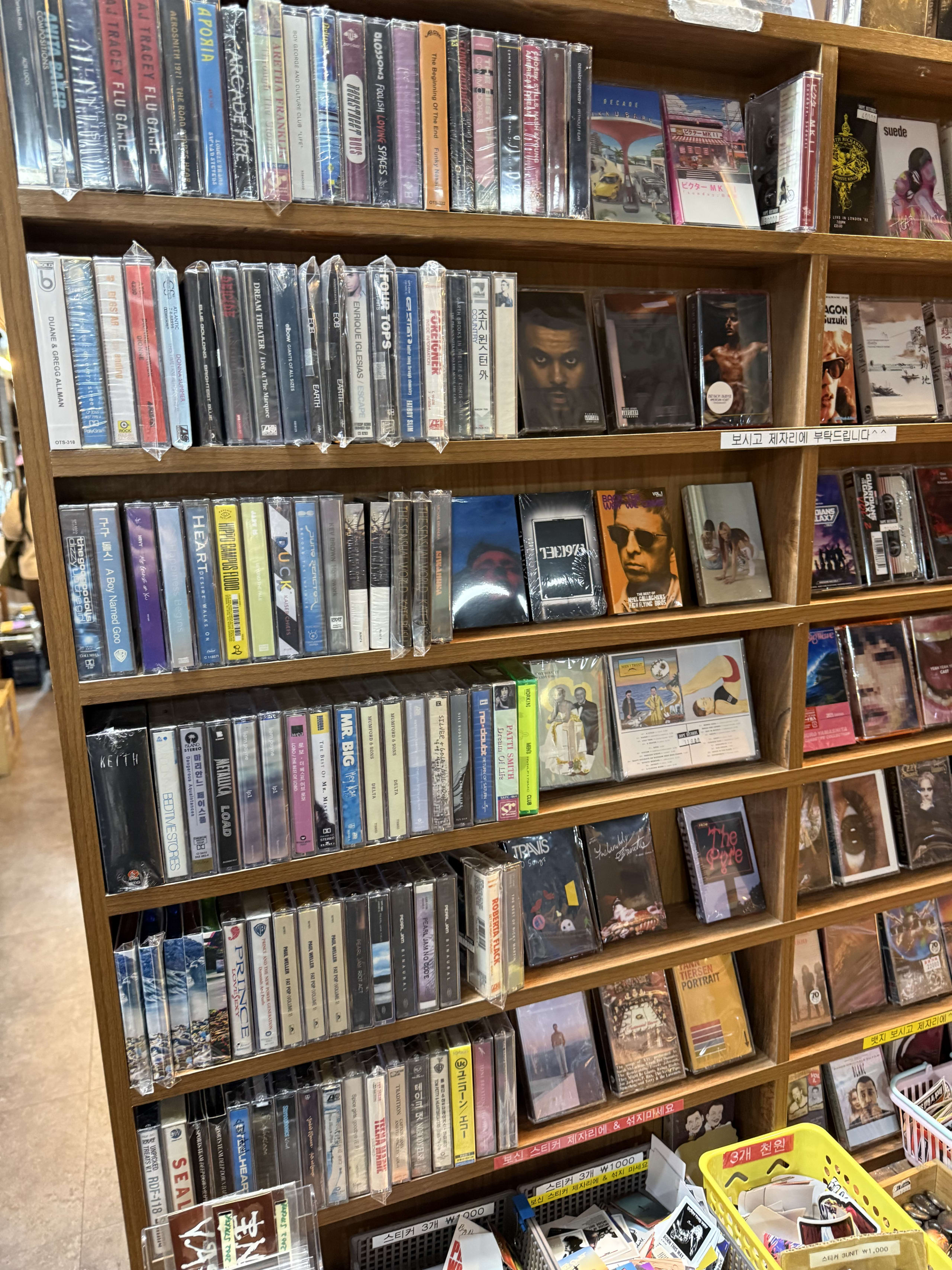 木製棚にぎっしりと並ぶカセットテープ