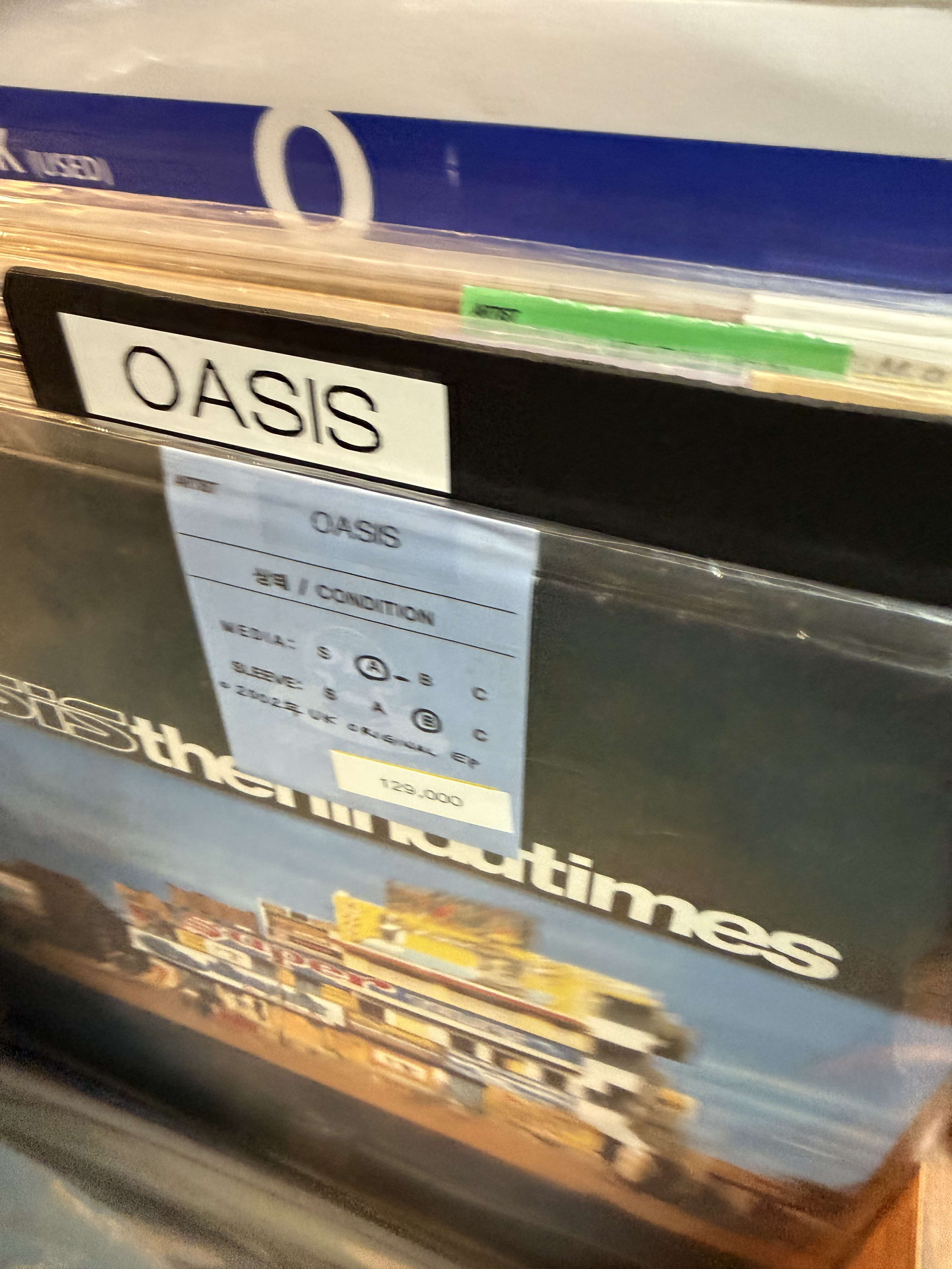 ソウルの店舗にあるOasis「The Hindu Times」中古レコード。