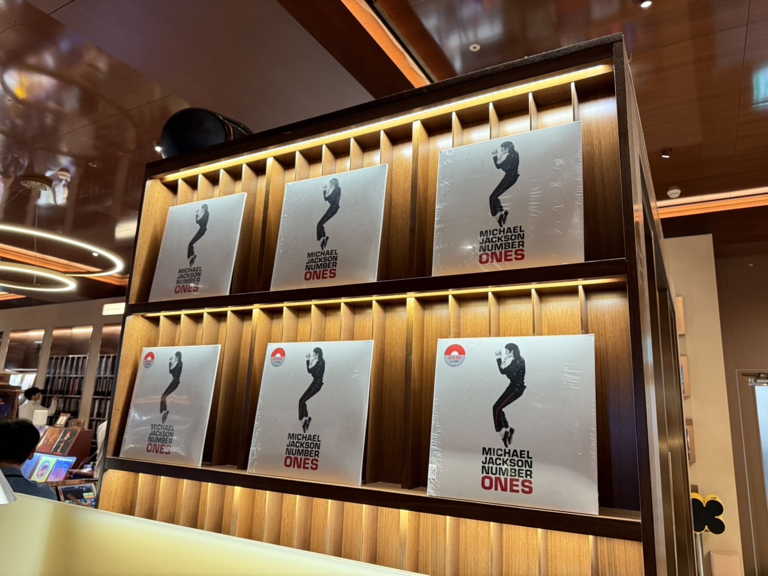 木目棚に並ぶマイケル・ジャクソンのレコード。