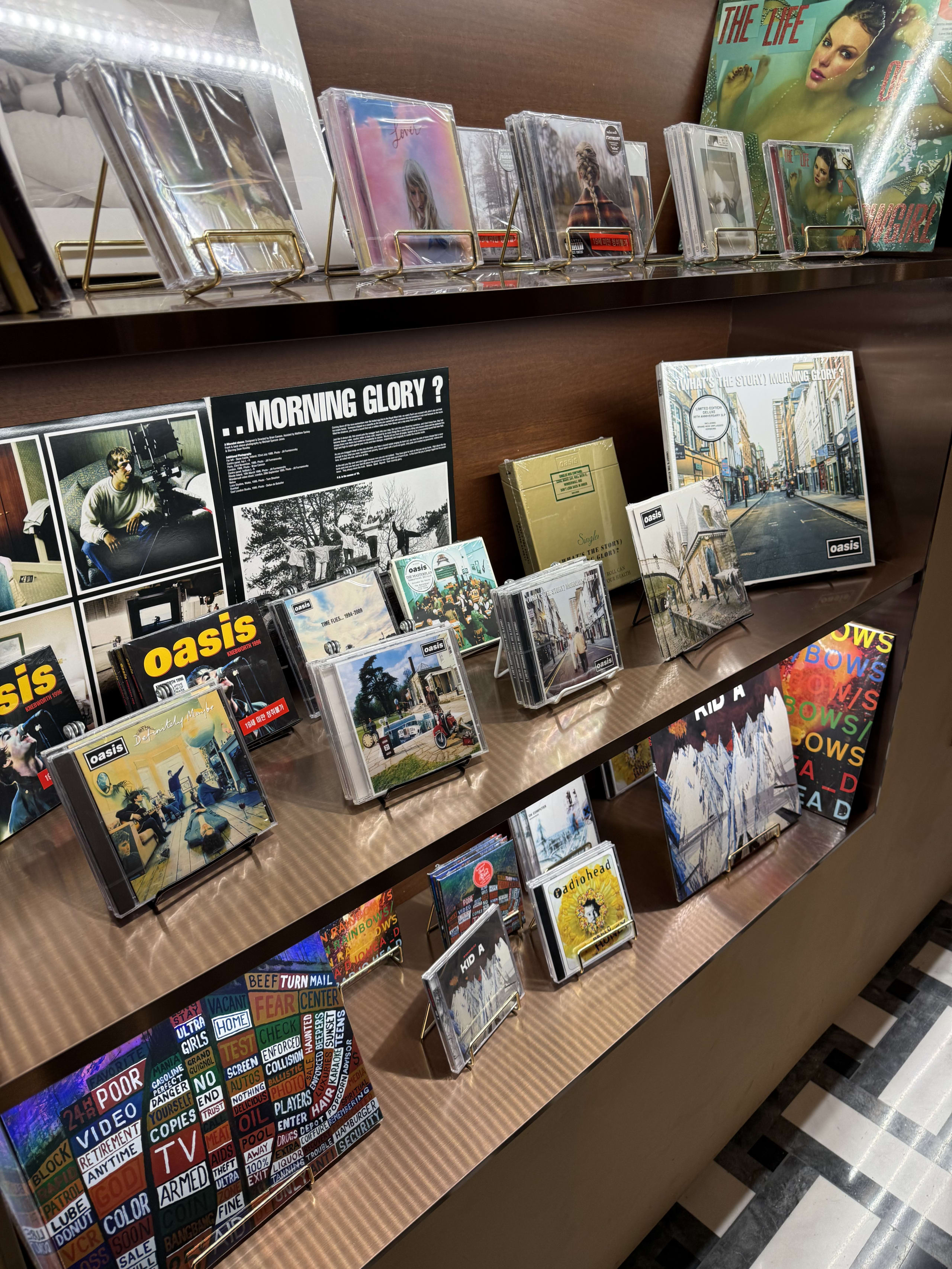 ヒュンダイソウルに並ぶOasis等のレコードとCD。