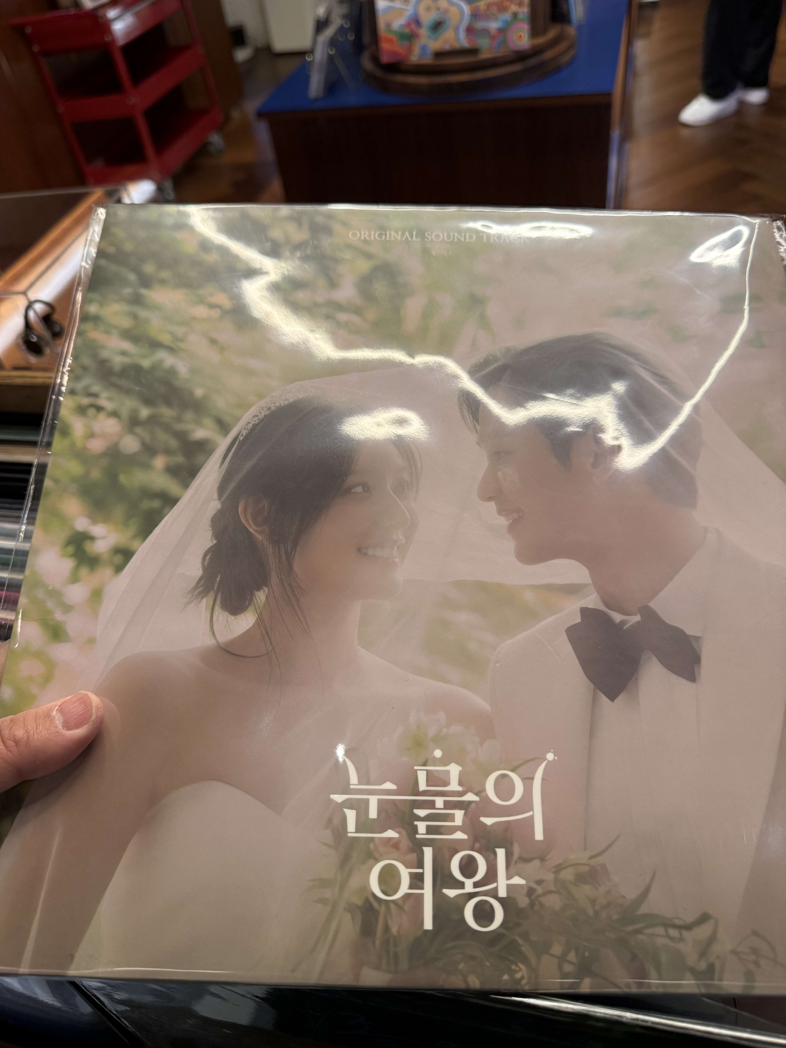 韓国ドラマ「涙の女王」のサントラレコードを手にする様子。