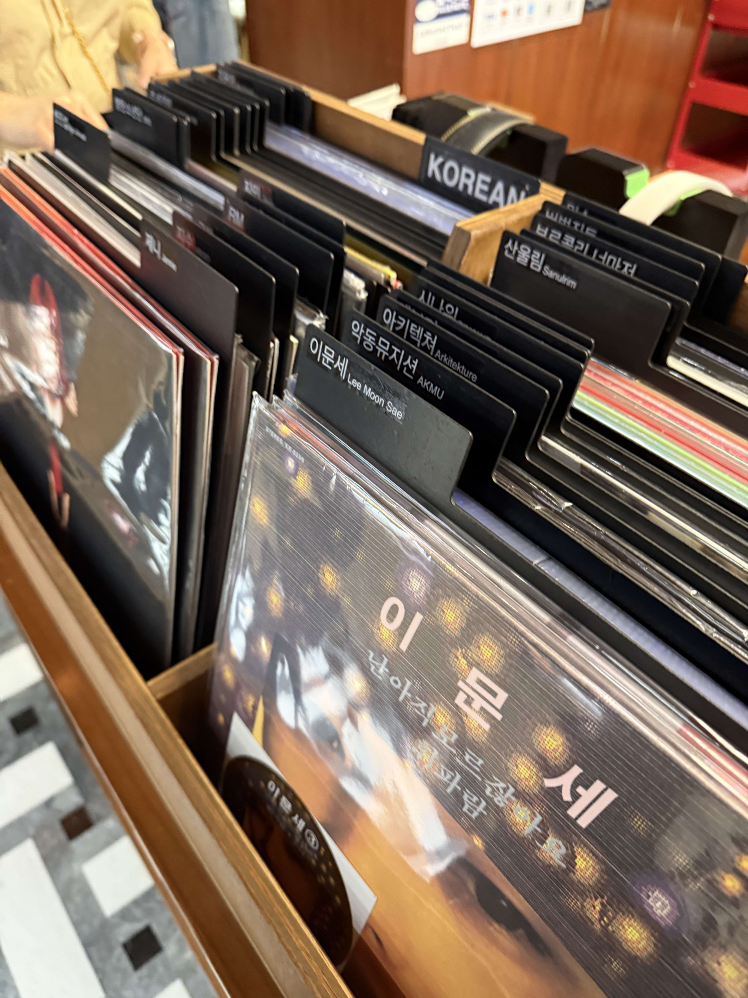 レコードラックに並ぶ「KOREAN」コーナーの仕切り板。