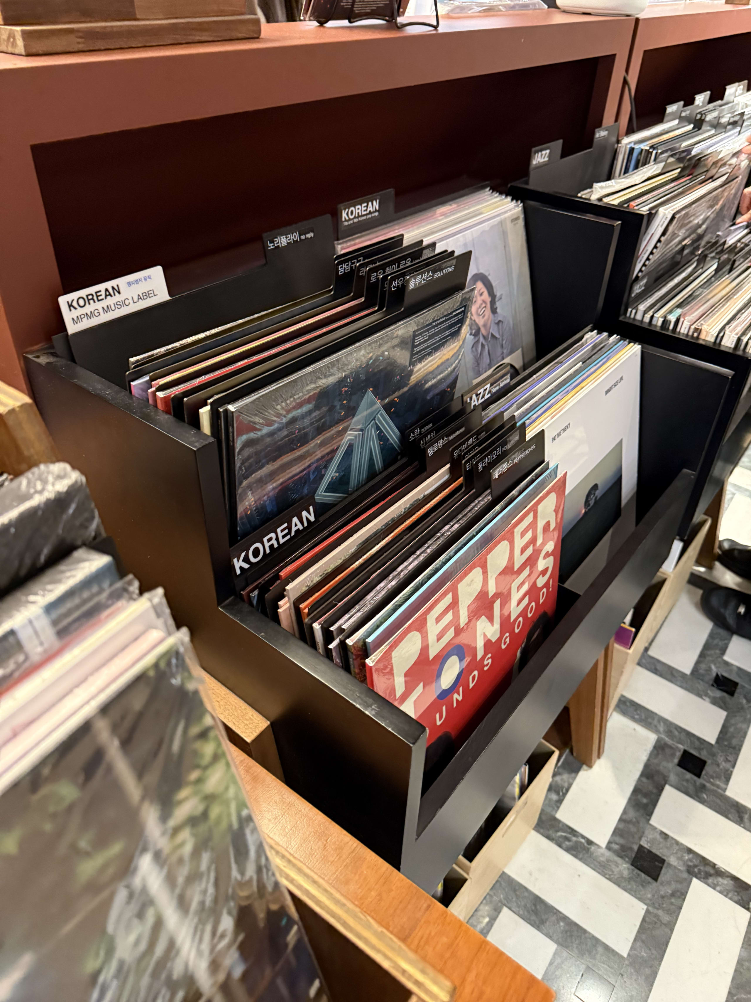 ヒュンダイソウル内レコード店のKOREANコーナー。