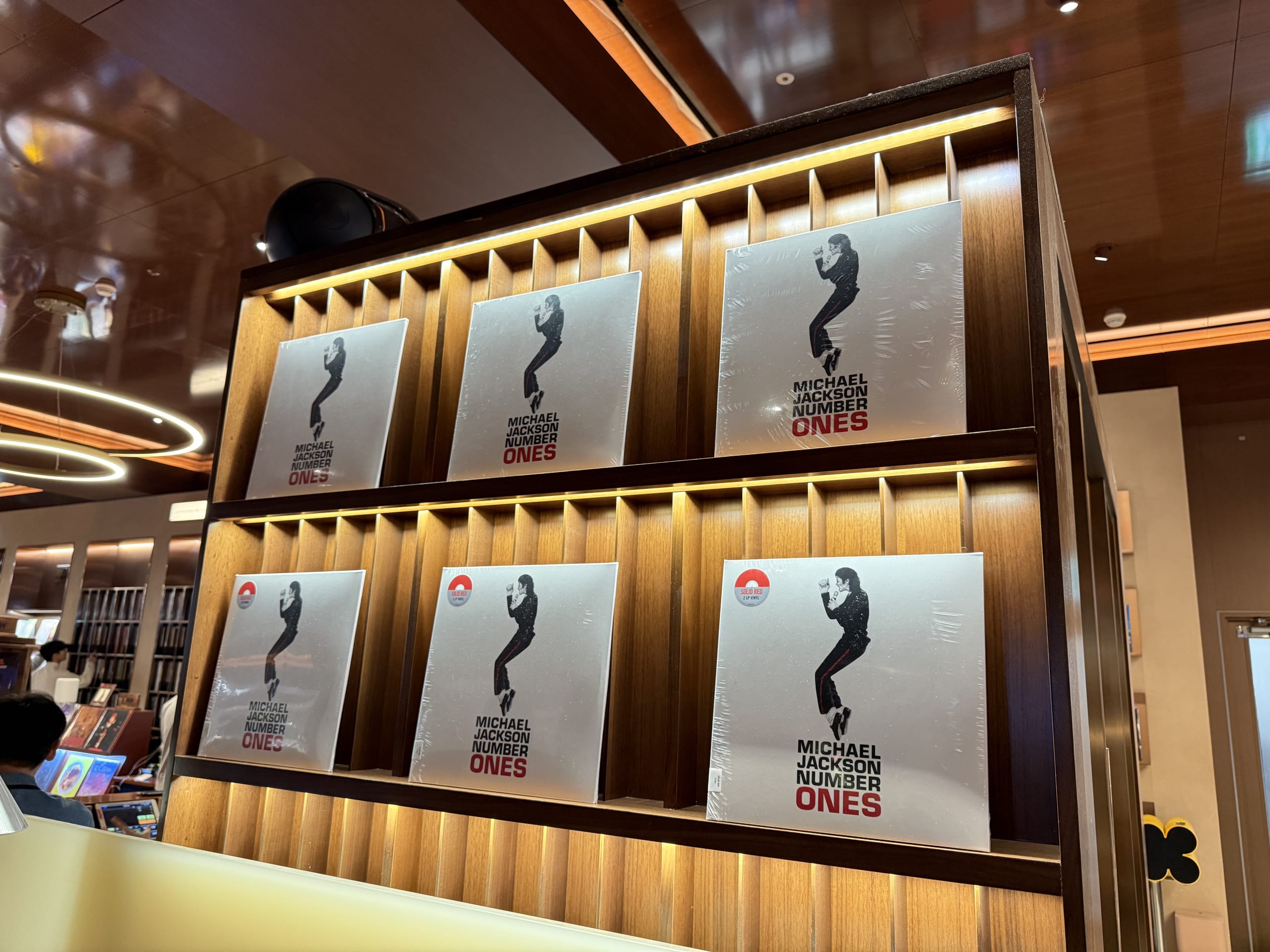 照明付きウッドラックに並ぶマイケル・ジャクソンのレコード。