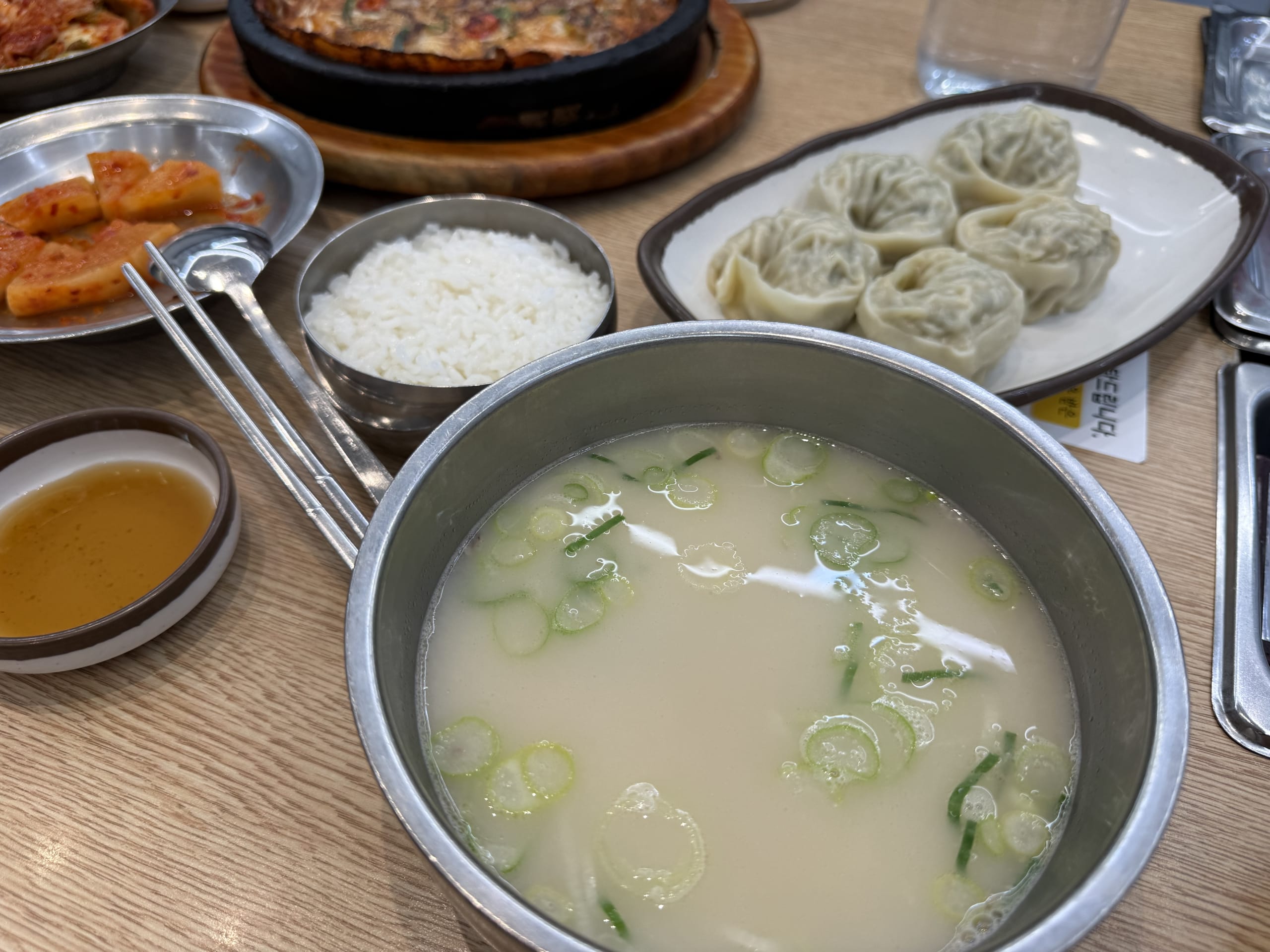 ソルロンタン、ご飯、カクテキ、マンドゥが並ぶ食卓