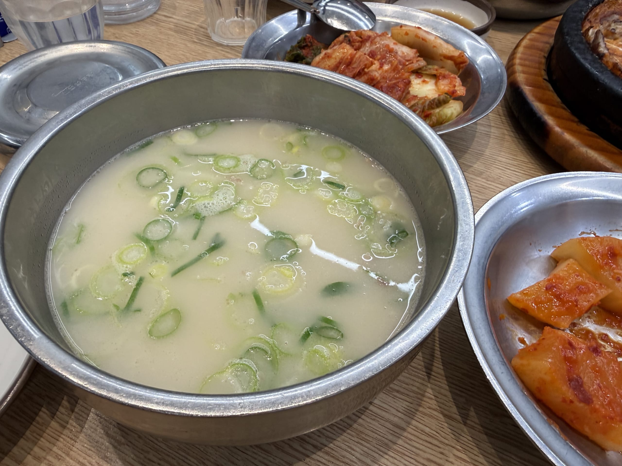 器に入った乳白色のソルロンタンとキムチ。