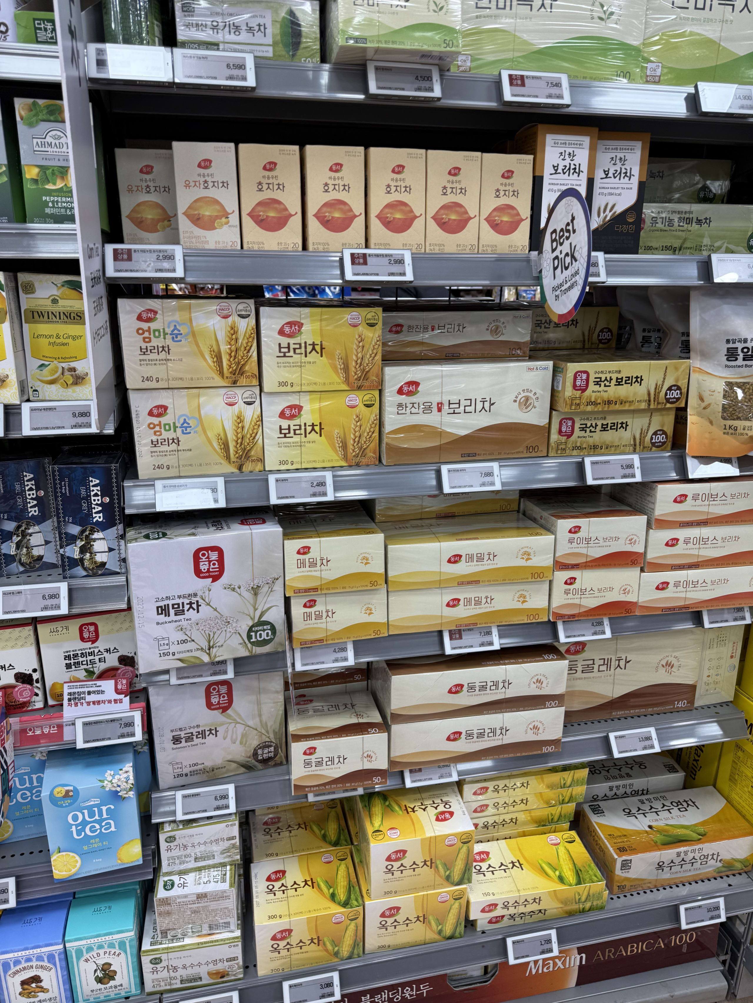 ロッテマートのお茶コーナー。とうもろこしヒゲ茶などハングルの箱が並ぶ。