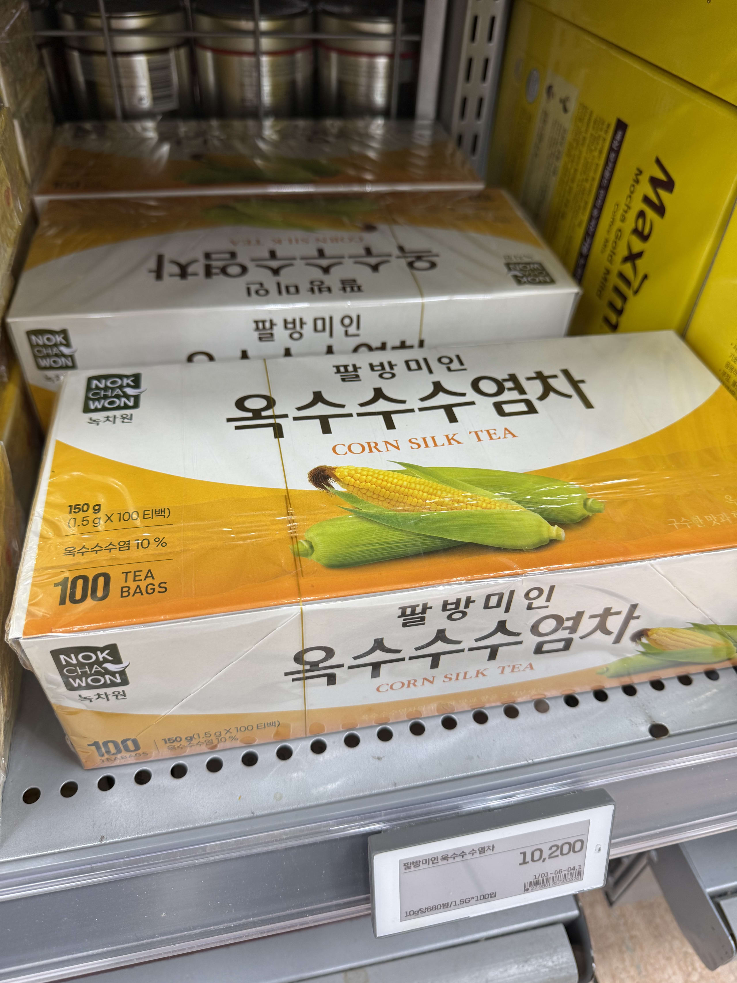 棚に陳列された100包入りのとうもろこしヒゲ茶の箱。