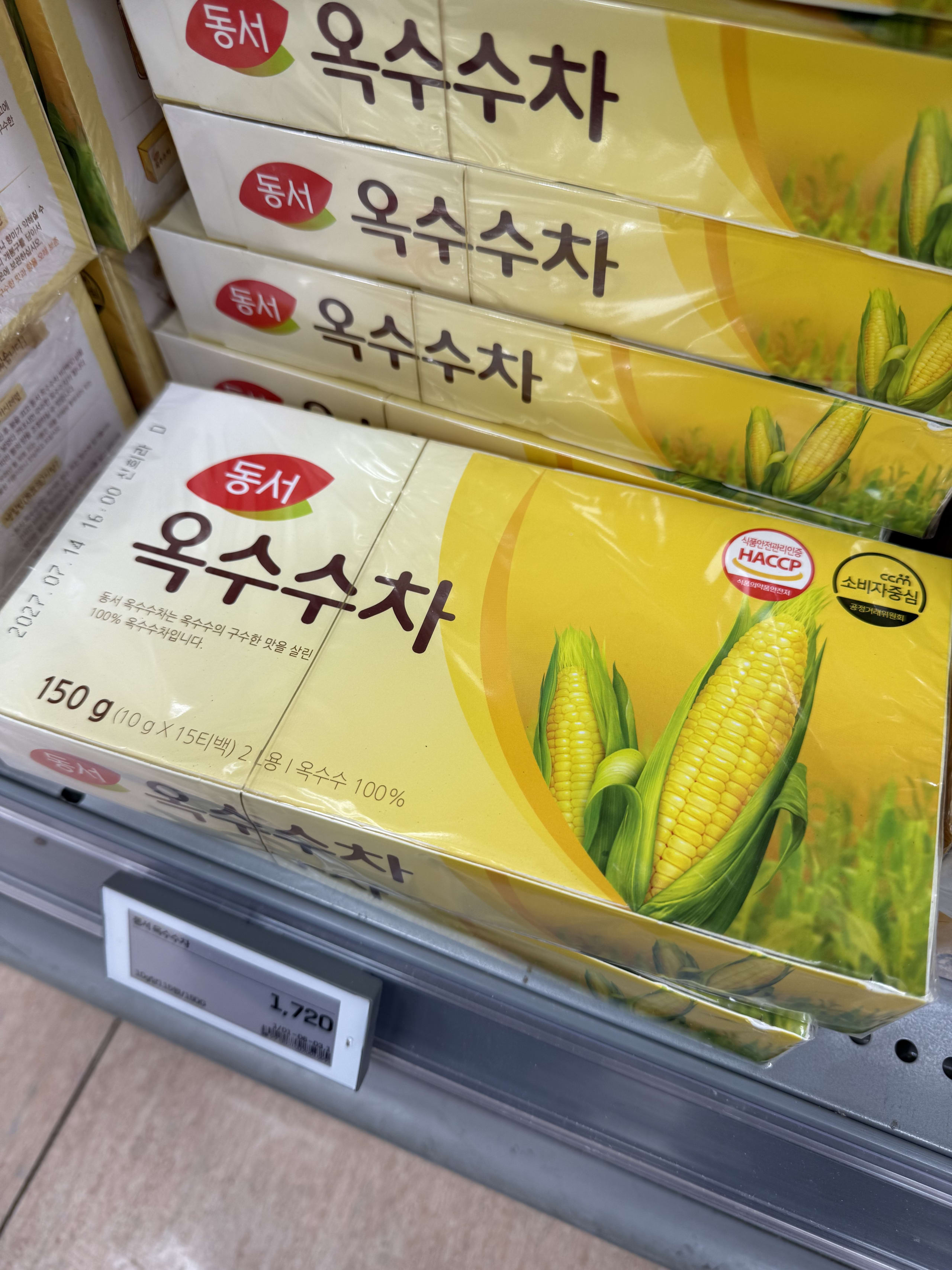 ロッテマートの棚にあるドンソのとうもろこし茶。