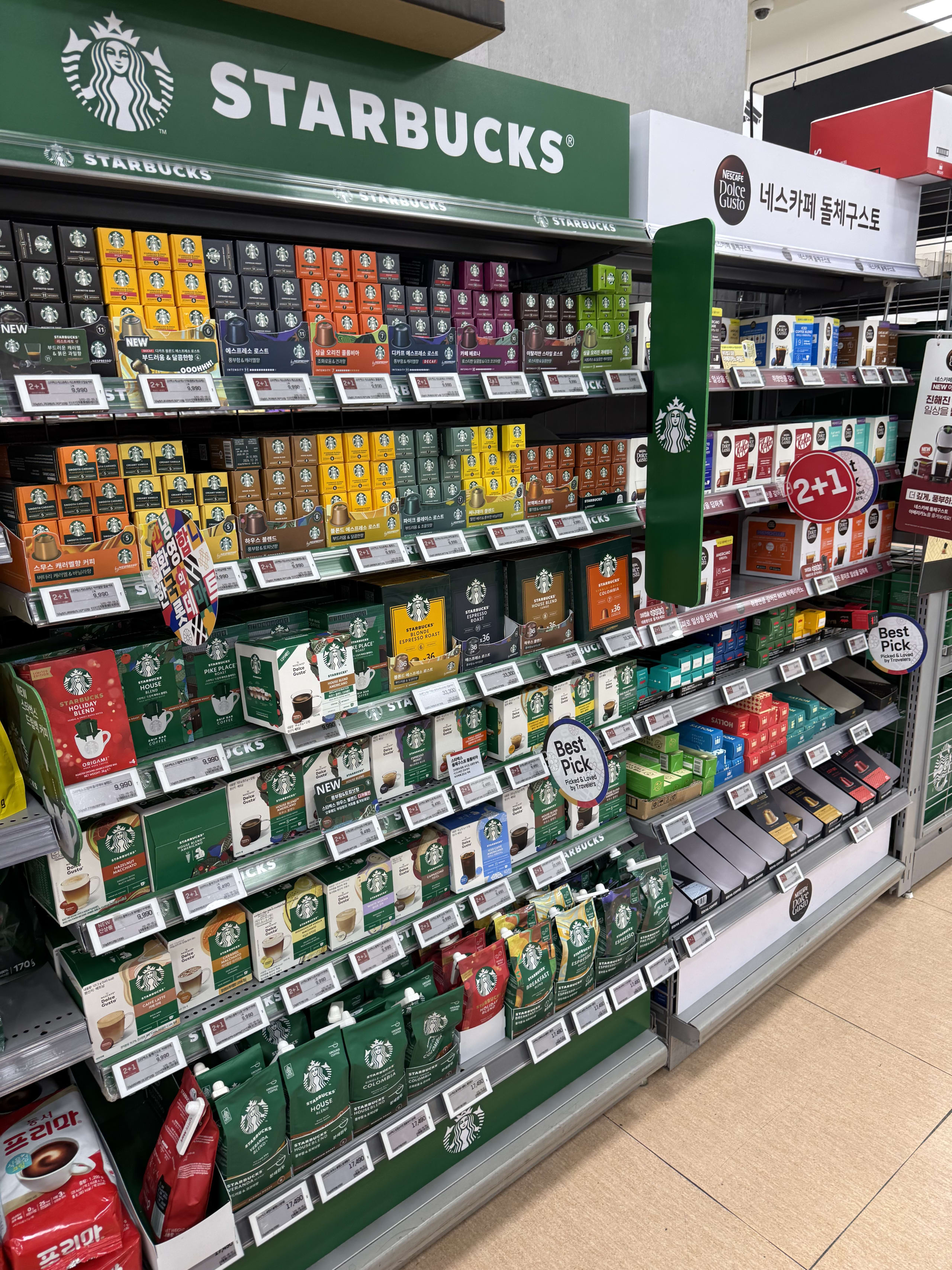 ロッテマートの棚に並ぶスターバックスのコーヒーと「2+1」のポップ。