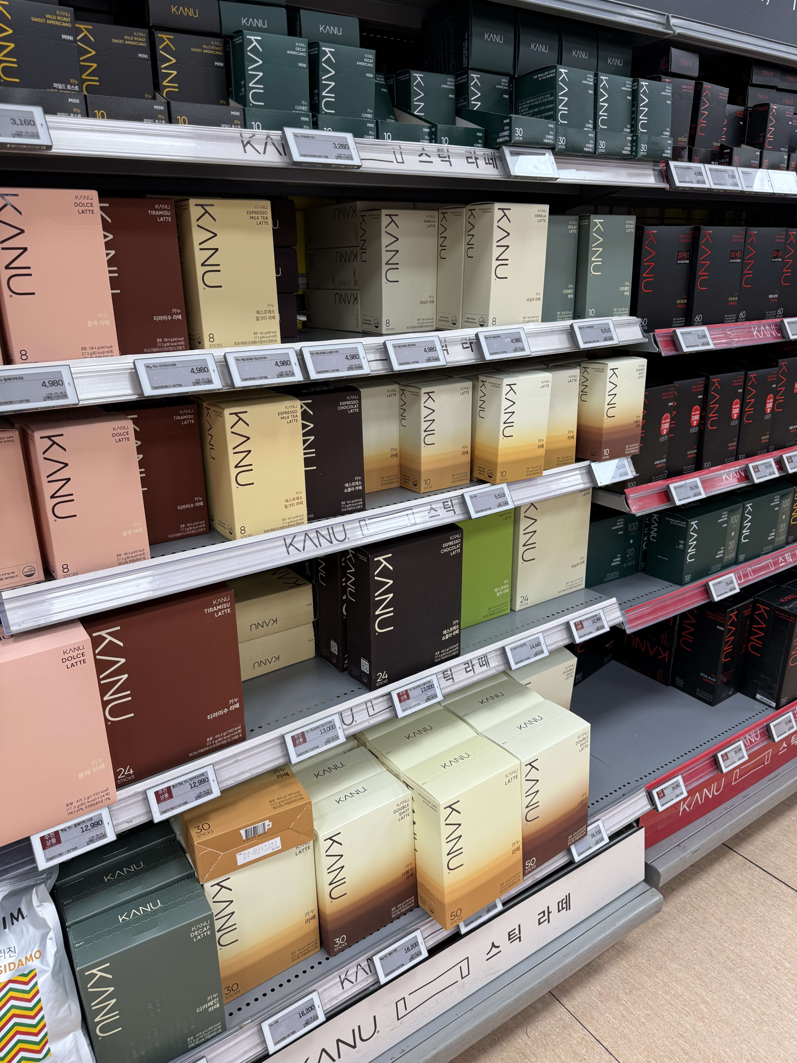 棚にずらりと並ぶKANUのスティックコーヒー。