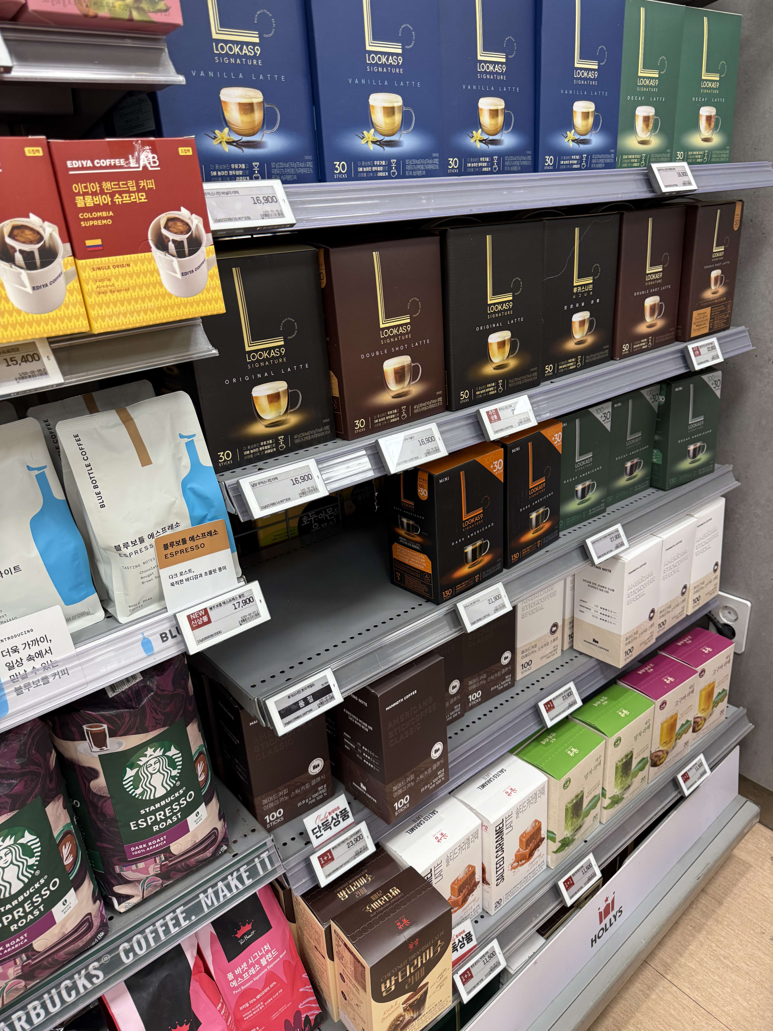 韓国スーパーの棚に並ぶ多種多様なスティックコーヒー。