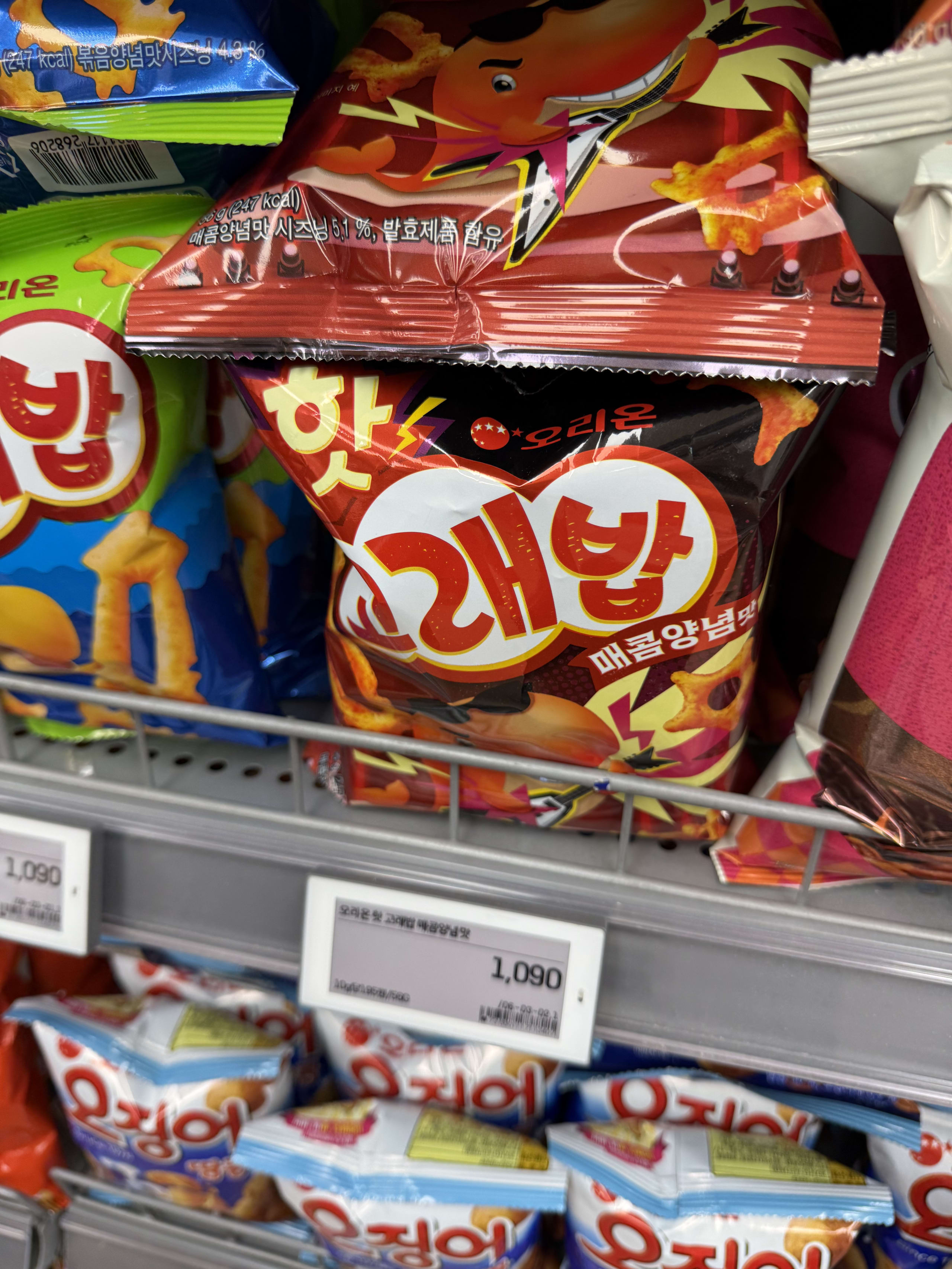 ロッテマートの棚に並ぶ韓国スナックと1090ウォンの電子値札