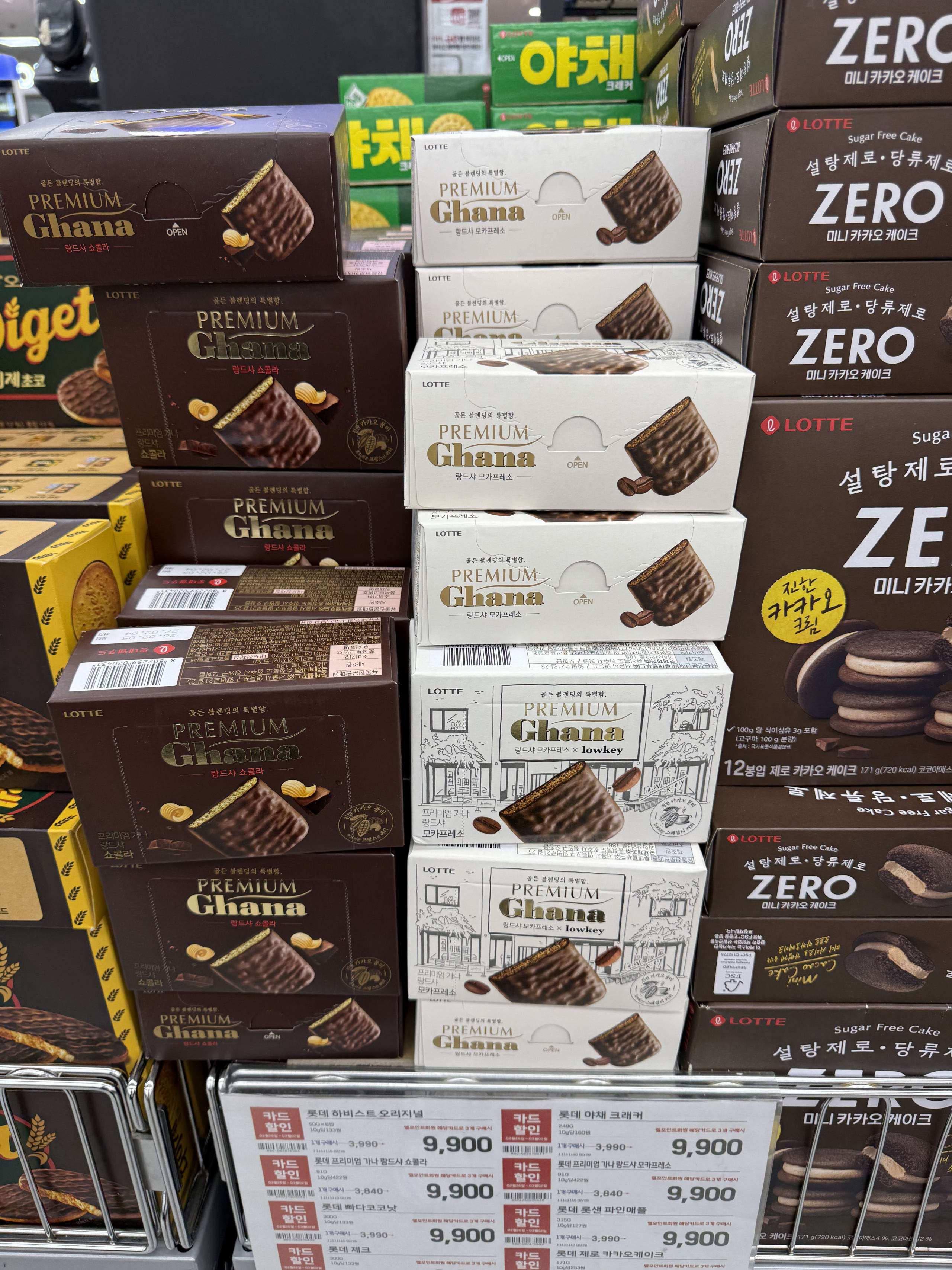 韓国ロッテマートに山積みされた、ハングル表記のチョコレート菓子。