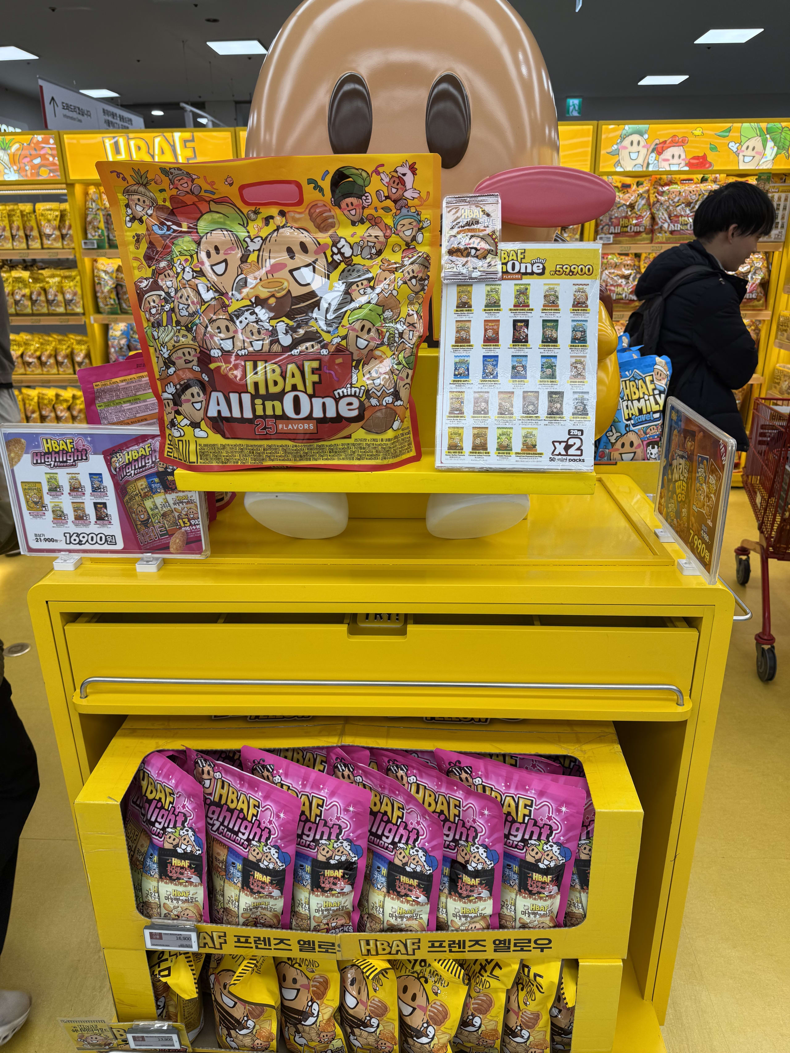 ロッテマート内HBAFアーモンドの特設棚。