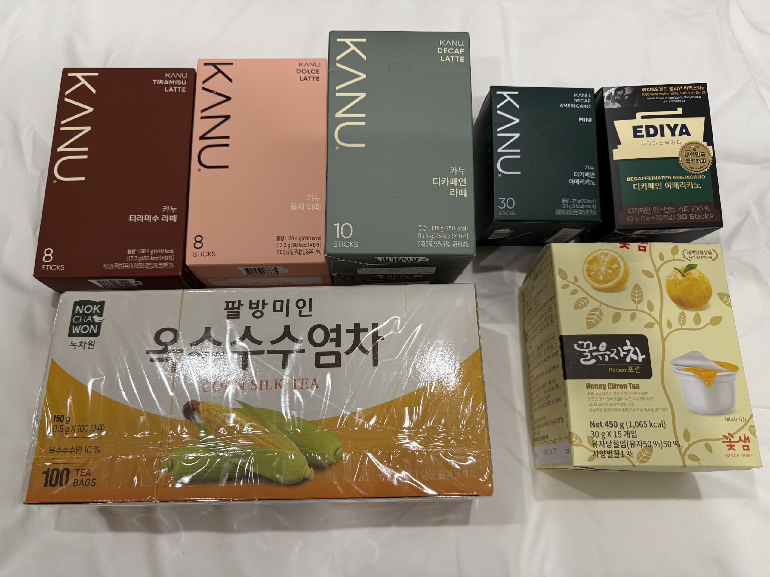 KANUコーヒーととうもろこしヒゲ茶の箱が並ぶ様子。