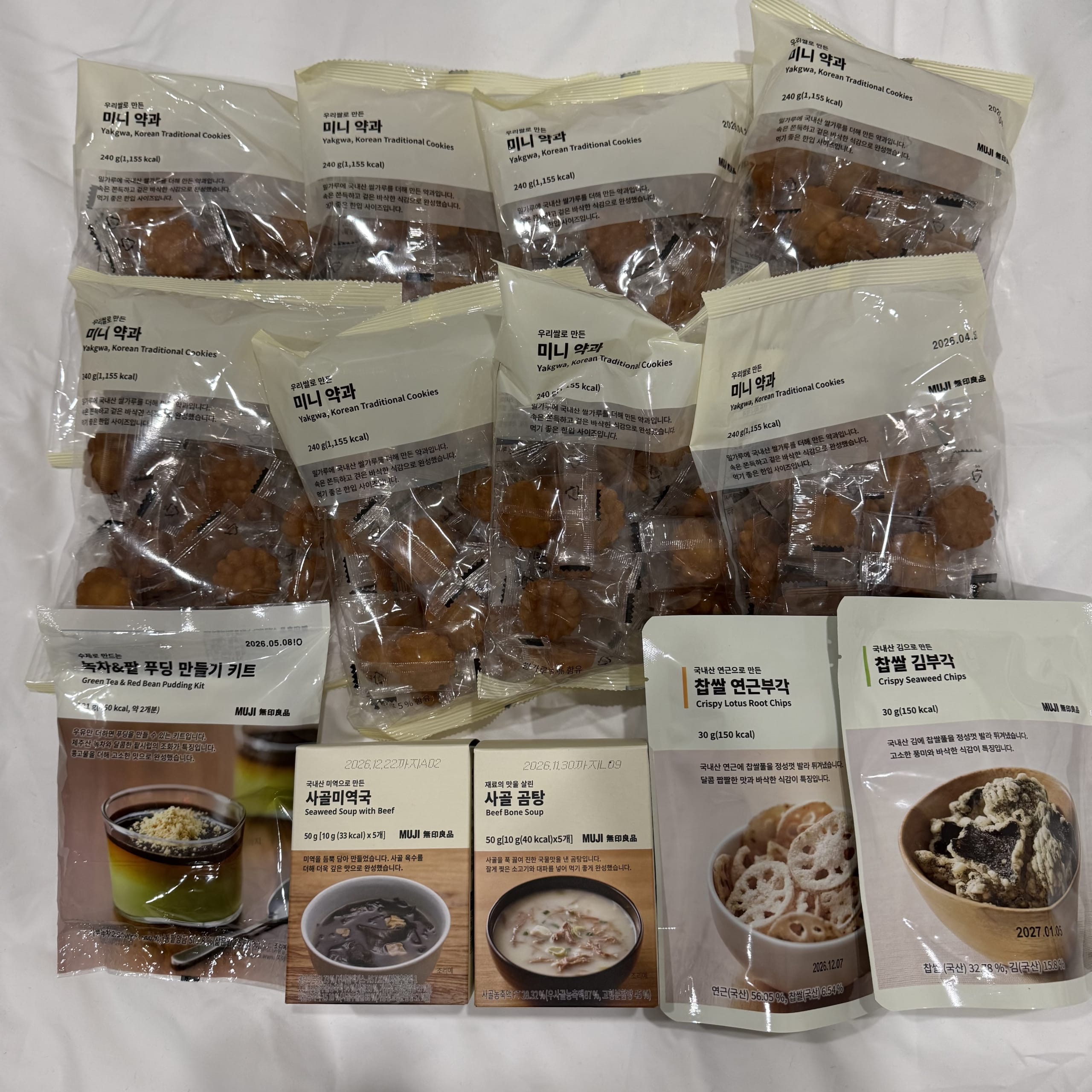 白いシーツに並ぶ無印良品の韓国限定商品。ミニ薬菓やコムタンスープ。