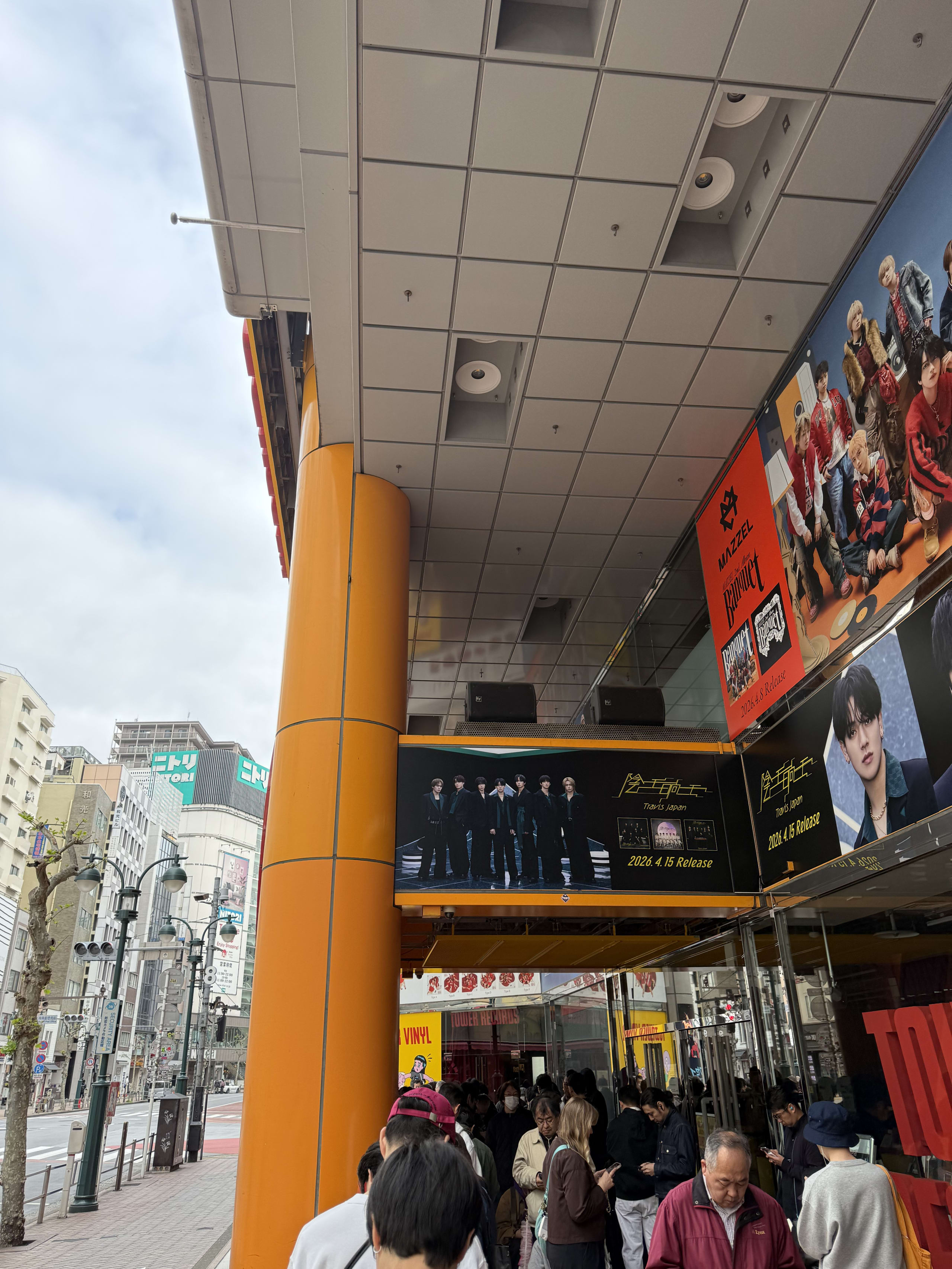 朝のタワレコ渋谷に並ぶ大勢の人々。
