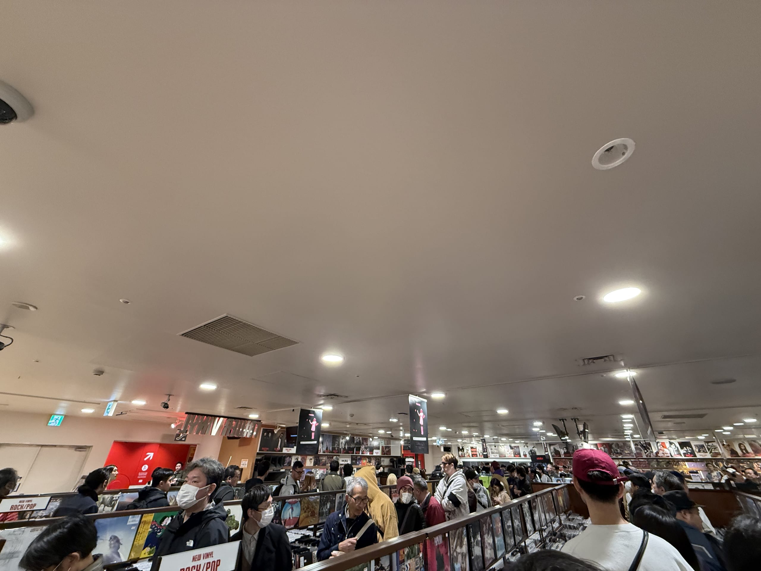 タワレコ渋谷店でジグザグに並ぶ客。