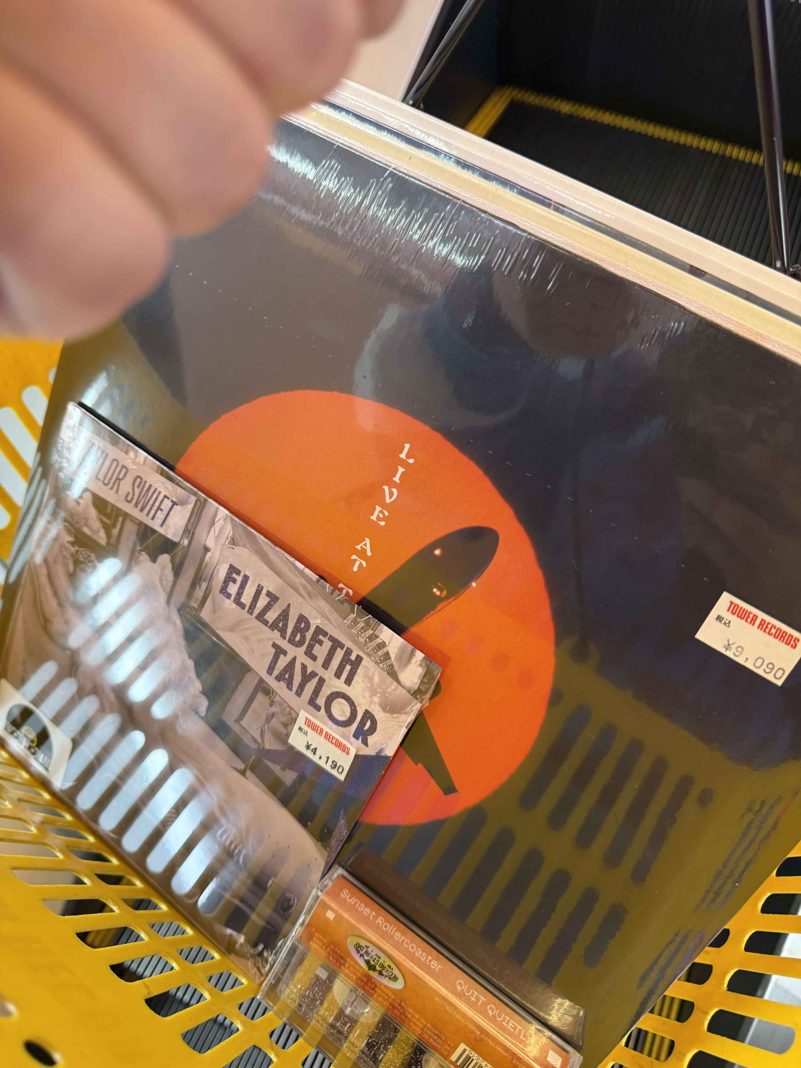 タワレコのカゴに入ったBlurのLPやレコード類。