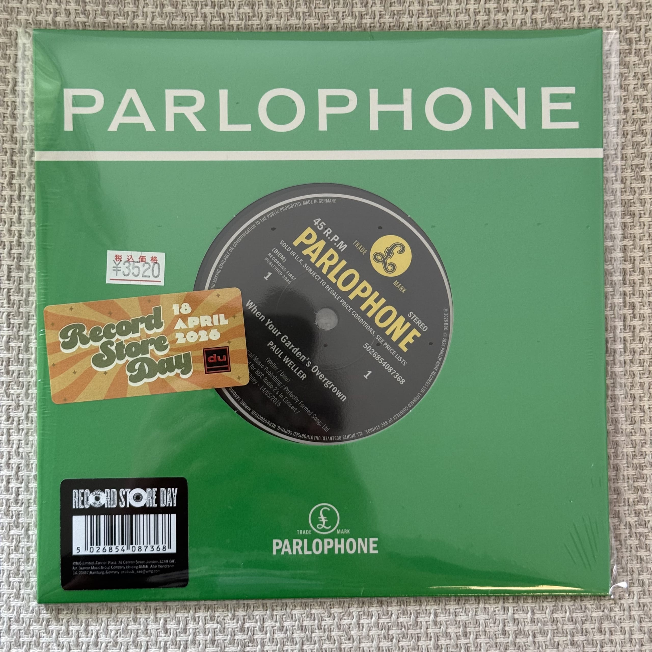 ポール・ウェラーの7インチレコード。緑のスリーブにRSDステッカー付き。