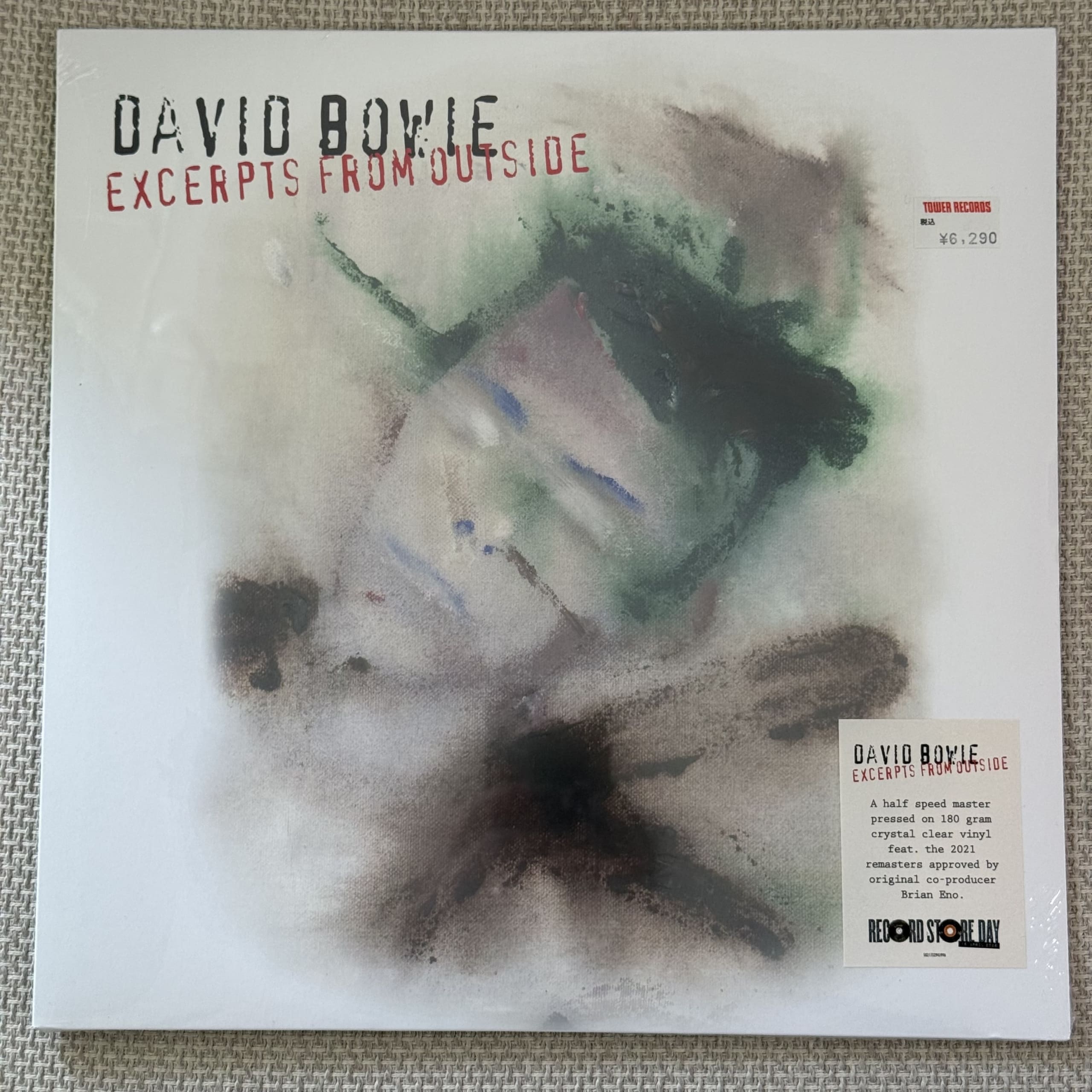 RSDステッカーとタワレコの値札が付いたデヴィッド・ボウイのLPレコード。