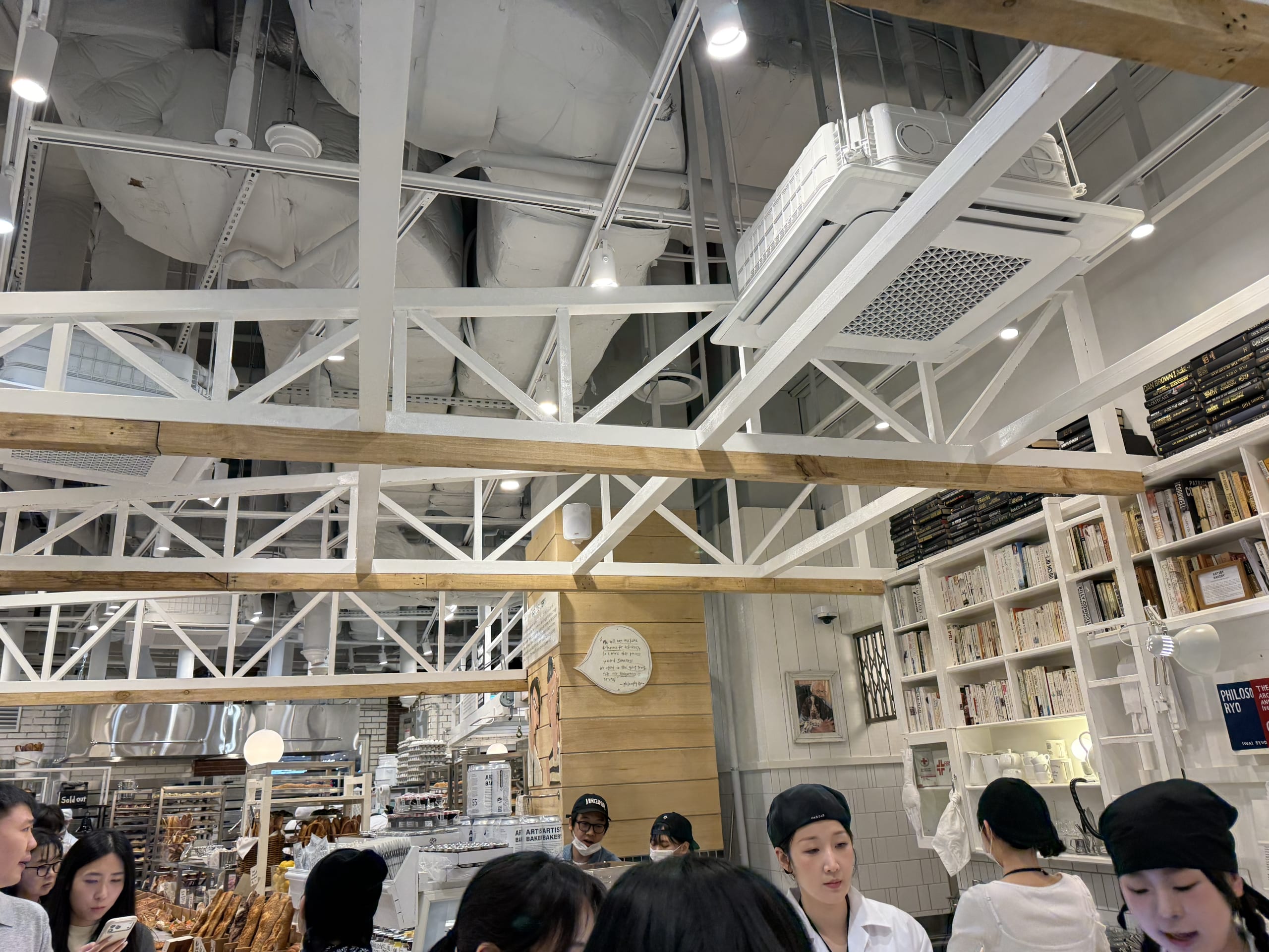ヒュンダイソウルのアーティストベーカリー店内とスタッフ。