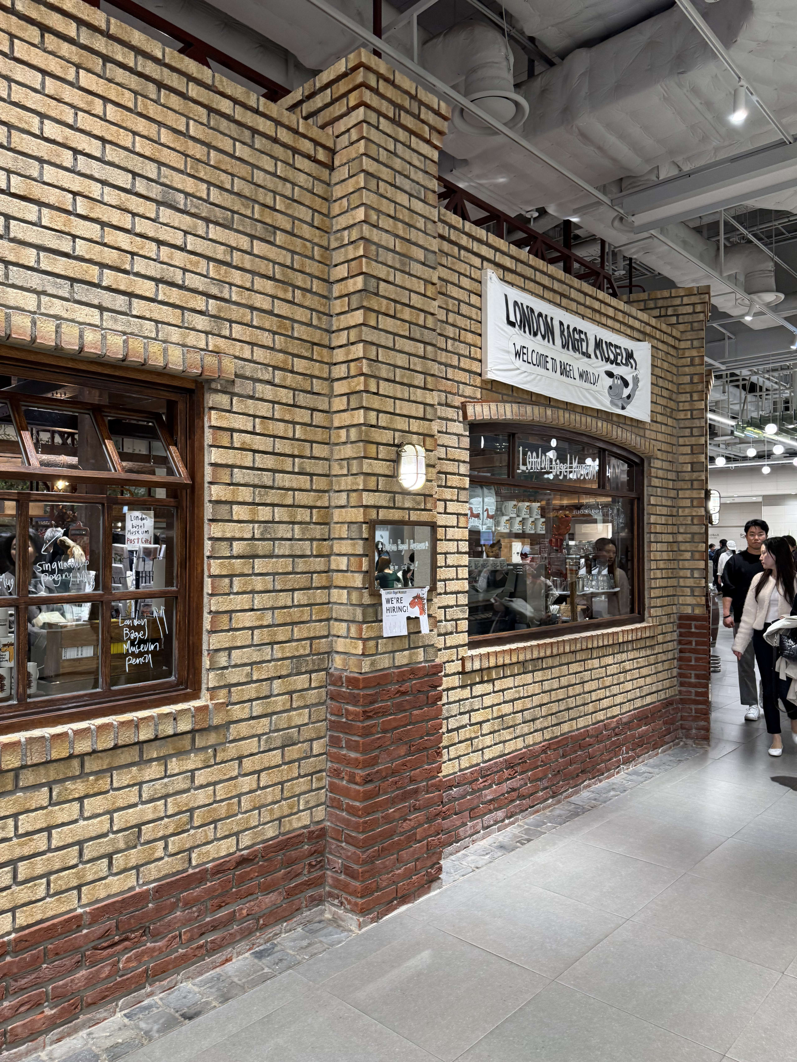 ヒュンダイソウル内のロンドンベーグルミュージアムの外観。