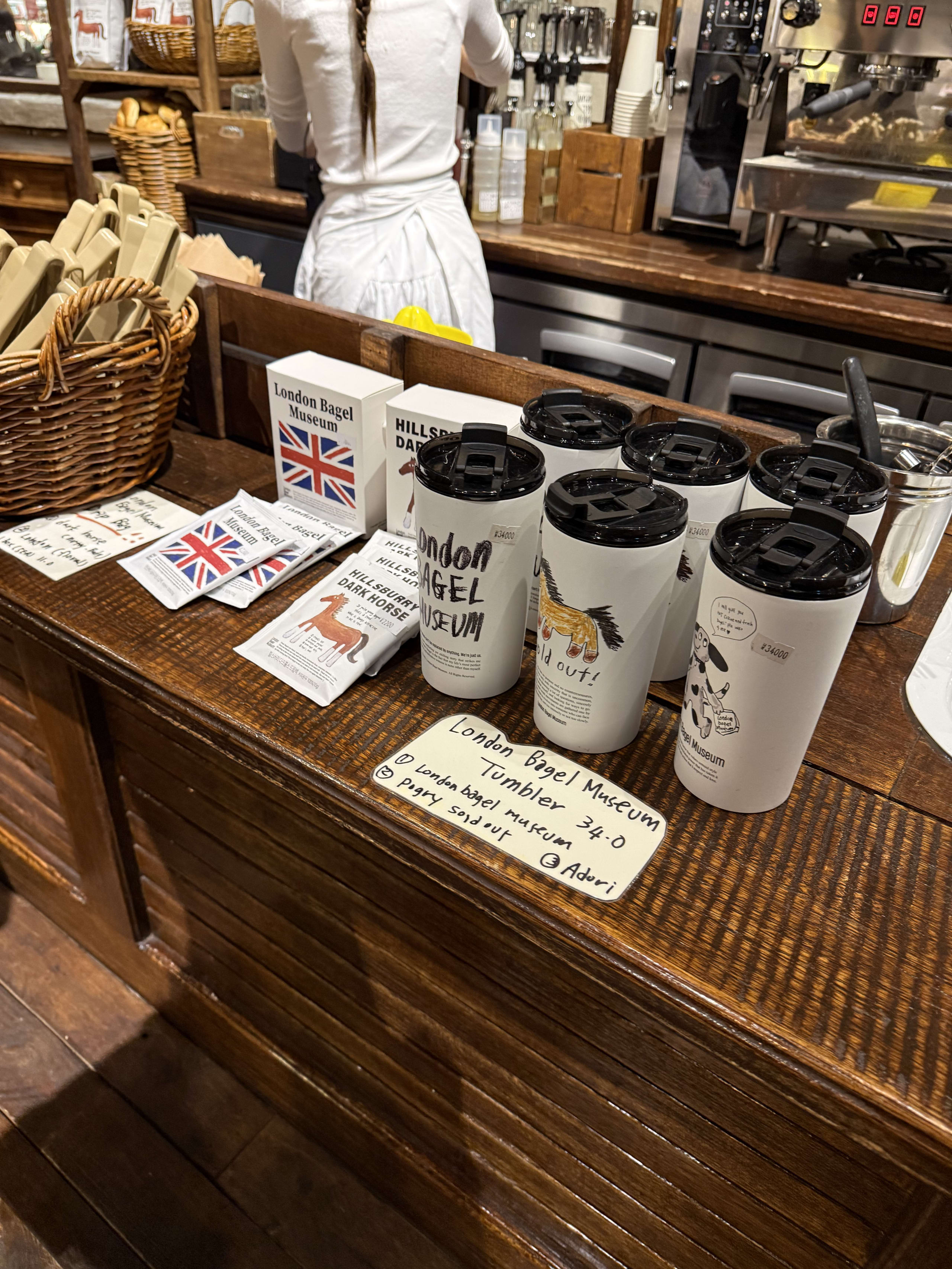 木製カウンターに並ぶタンブラーやドリップバッグ。