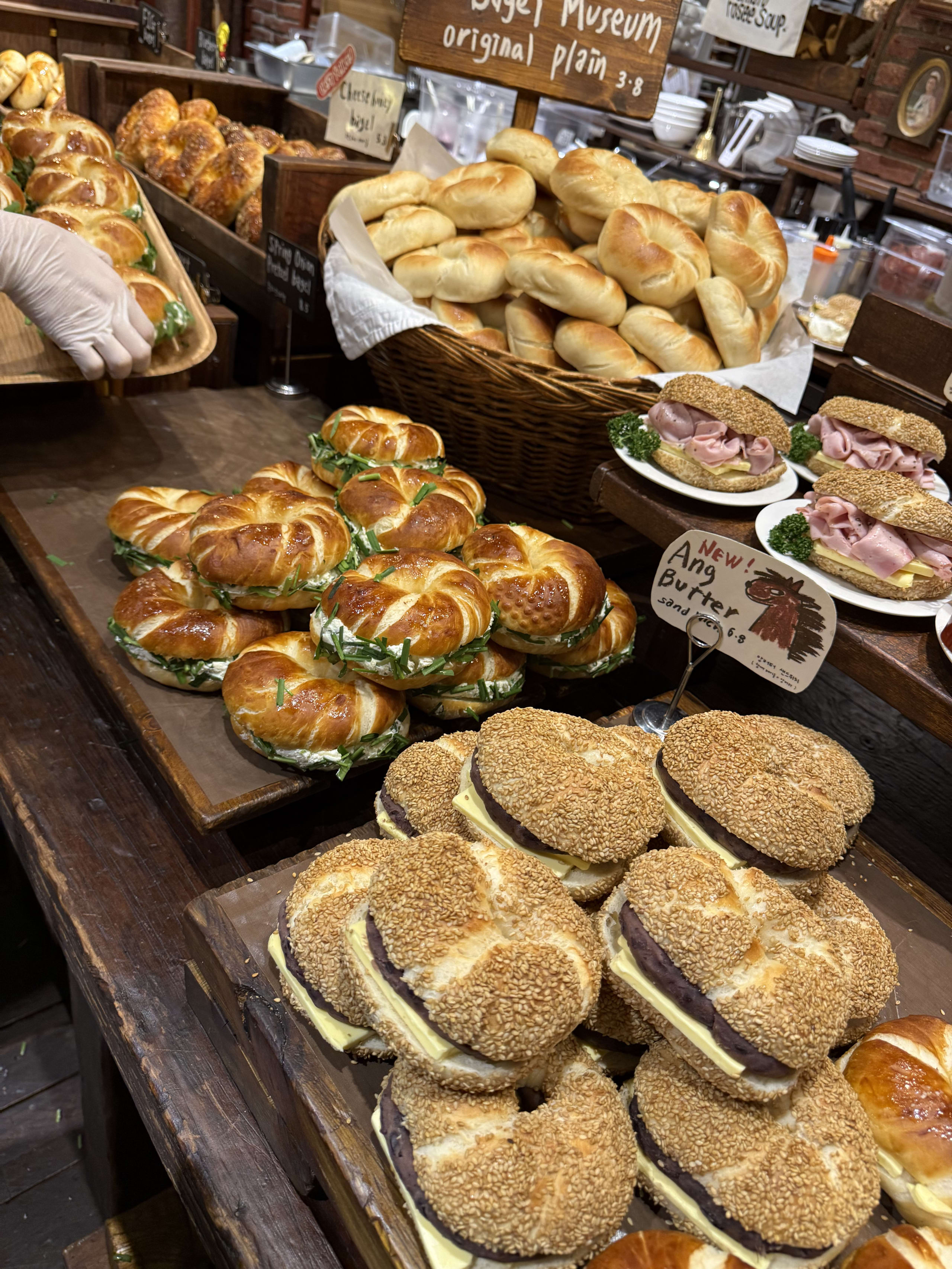 店頭に並ぶあんバターやネギクリームチーズのベーグル。