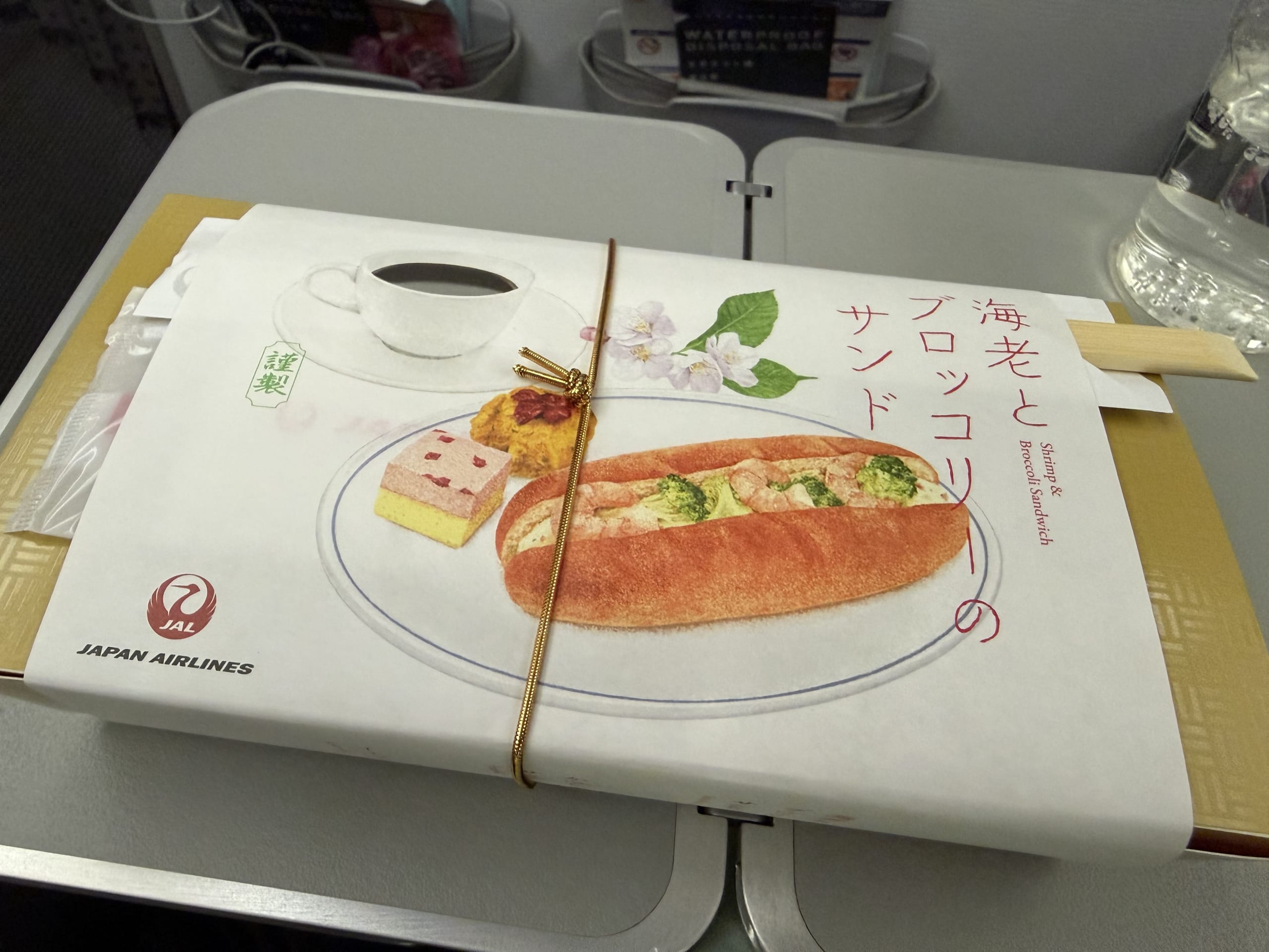 JAL機内で提供された海老とブロッコリーのサンドの箱。