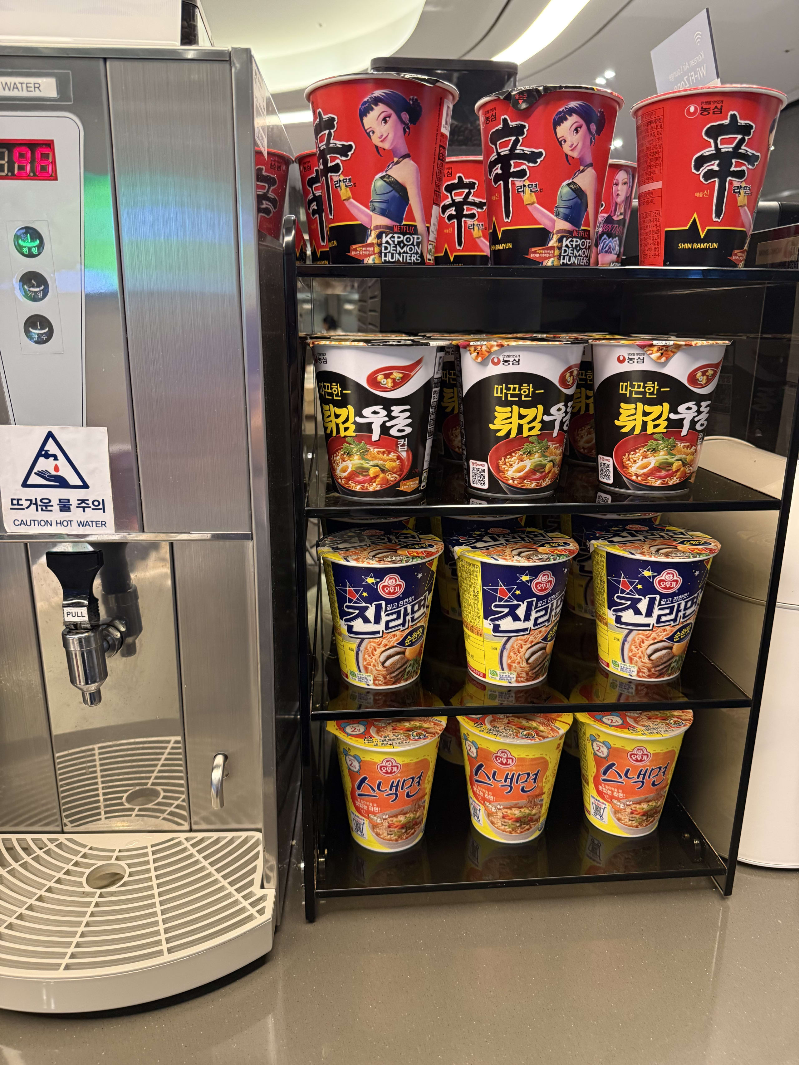 大韓航空ラウンジの韓国カップ麺と給湯器