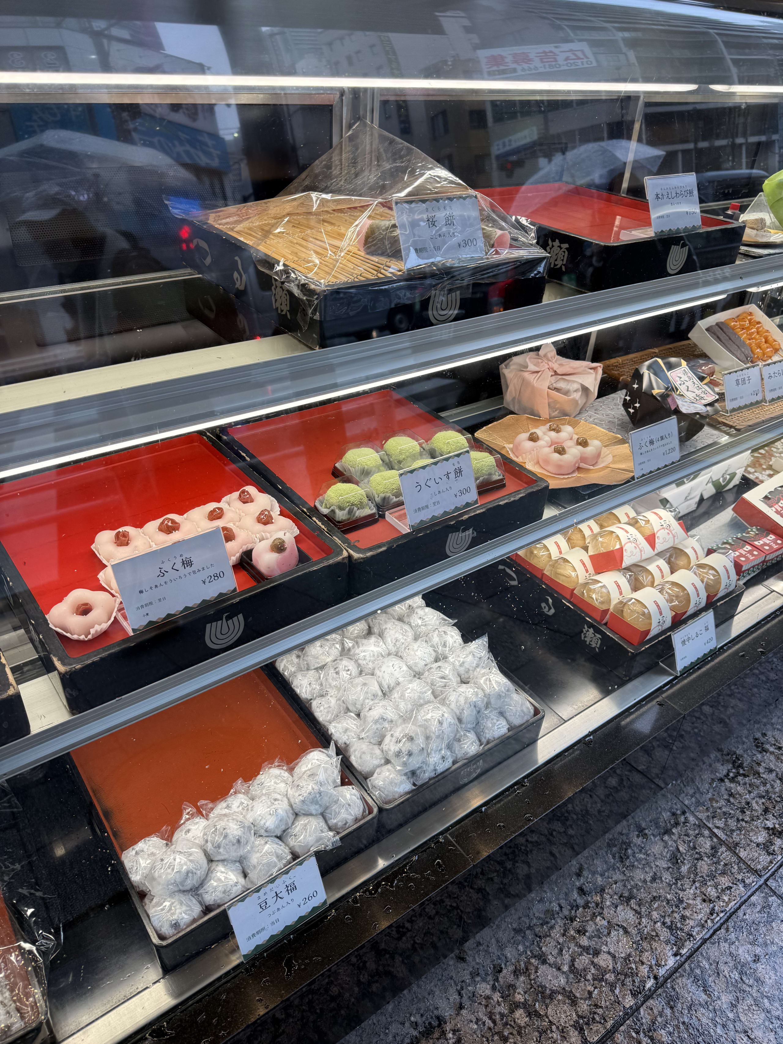 湯島の和菓子店ショーケースに並ぶ和菓子。