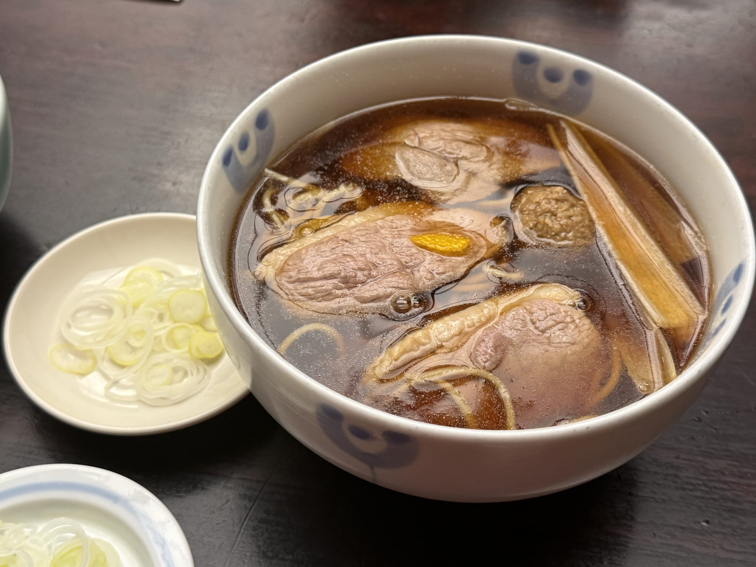 濃いつゆに鴨肉や焼ネギが乗った温かい鴨蕎麦。