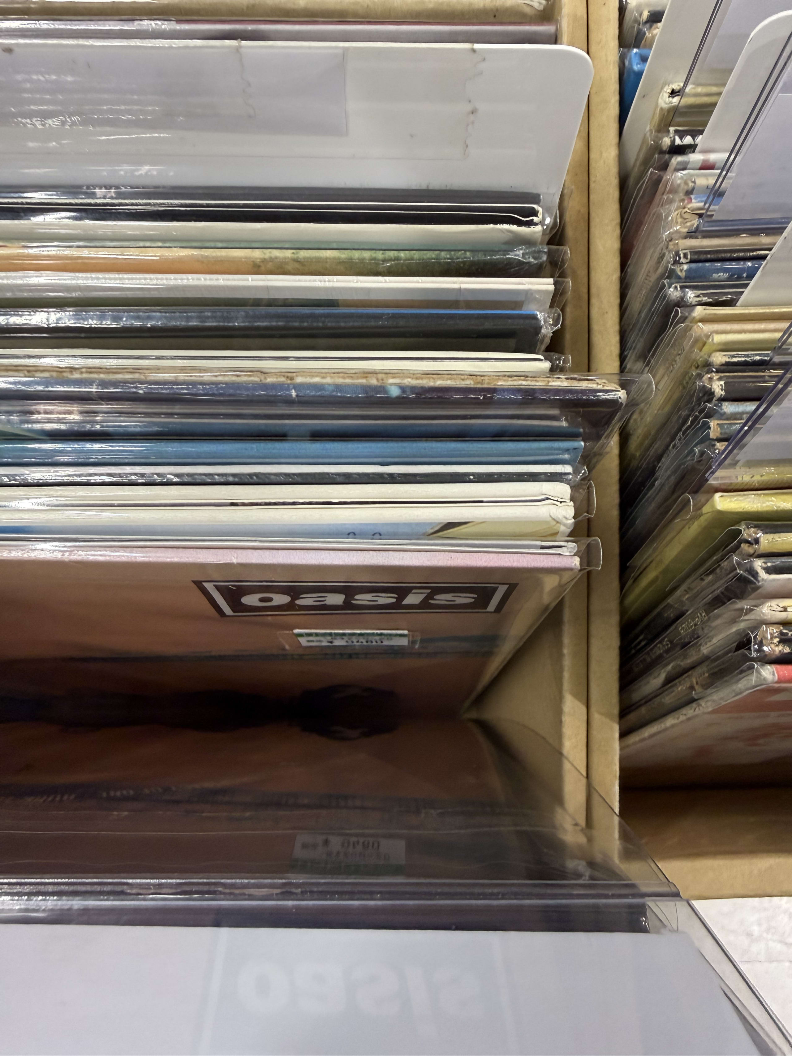 段ボール製の箱に並んだ中古レコード。手前にOasisのレコードが見える。