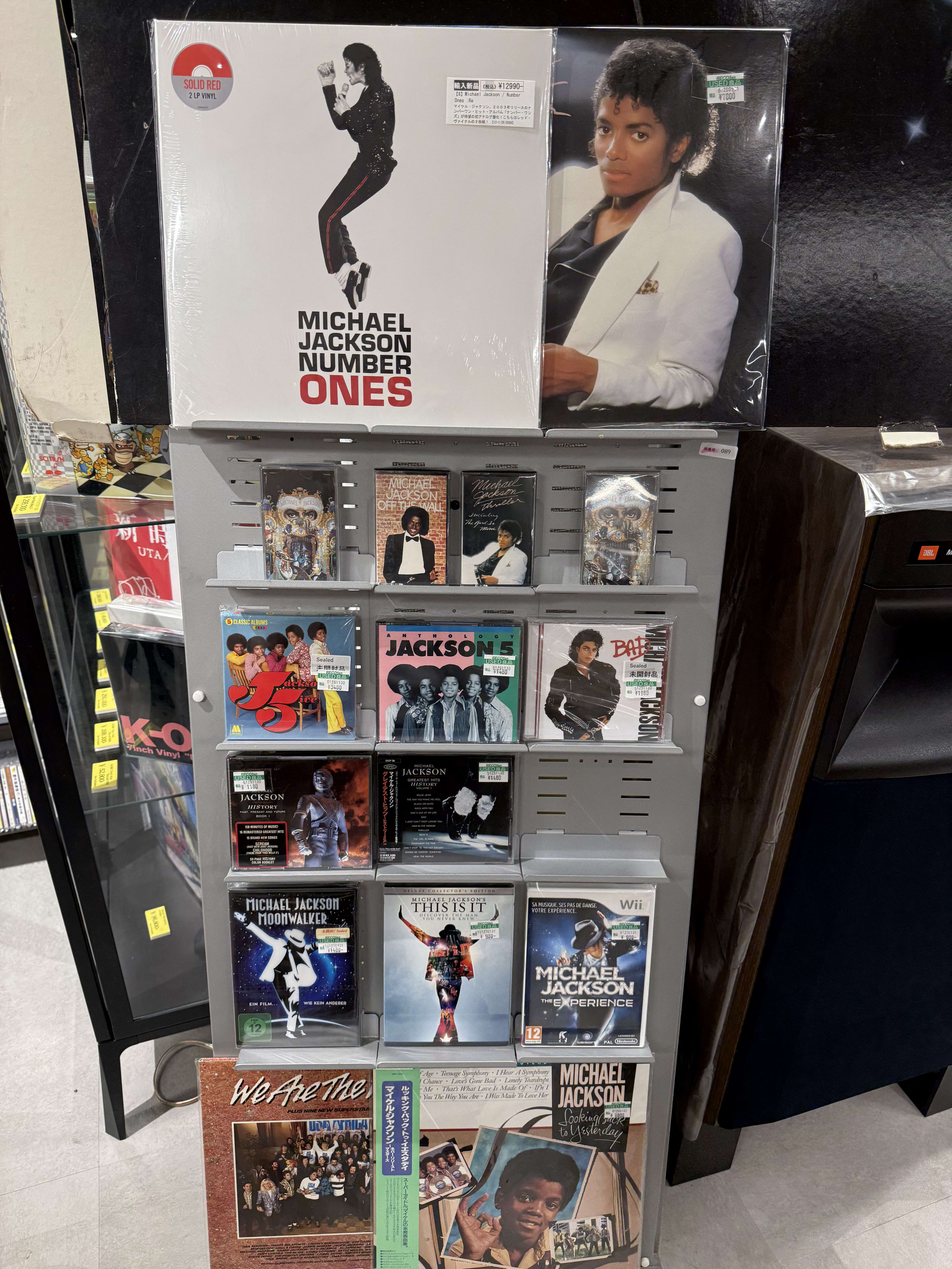 中古店のラックに並ぶマイケル・ジャクソンのLP、カセット、CD、ゲームソフト。