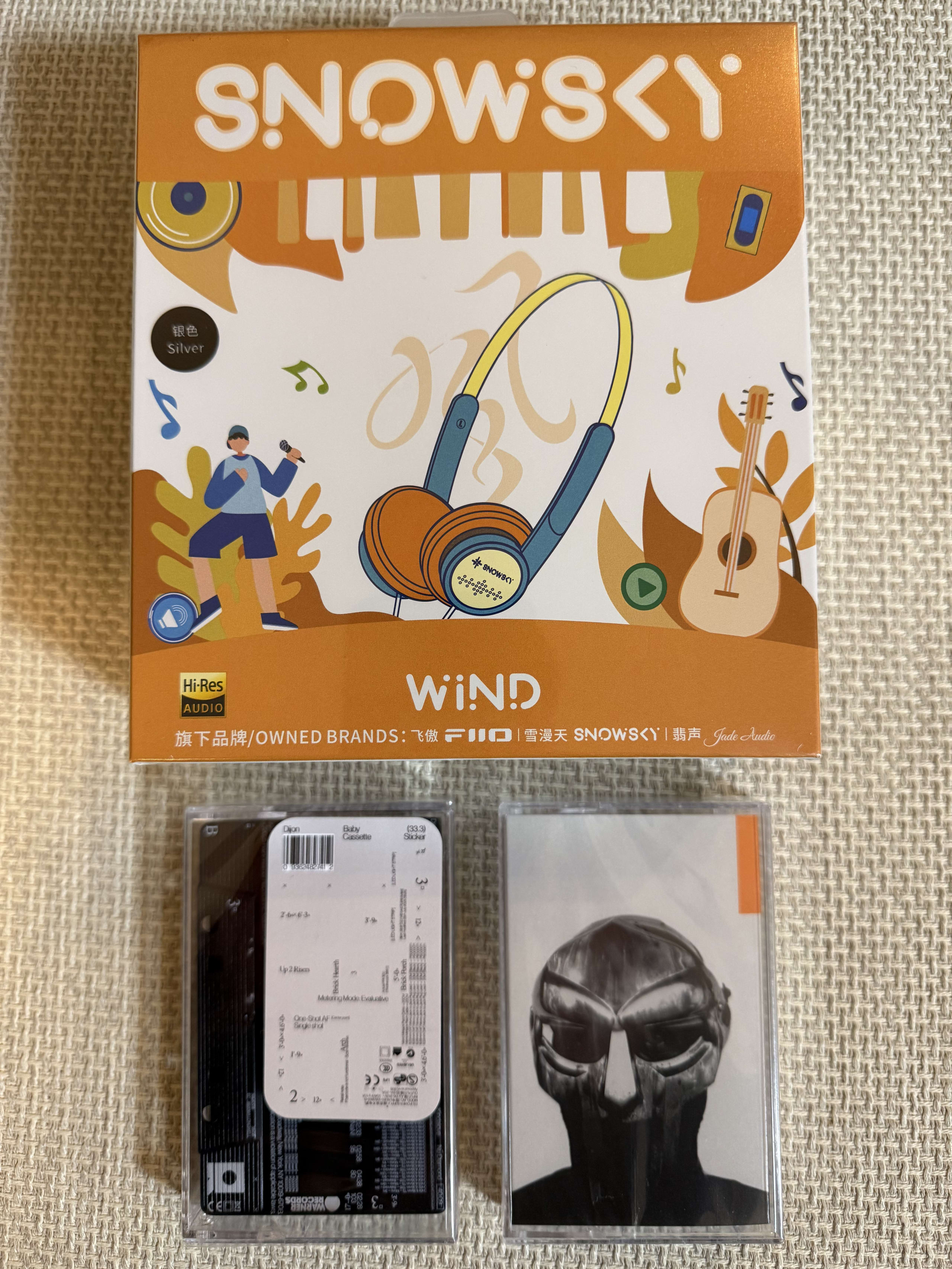 Snowskyヘッドフォンの箱とカセットテープ2本。