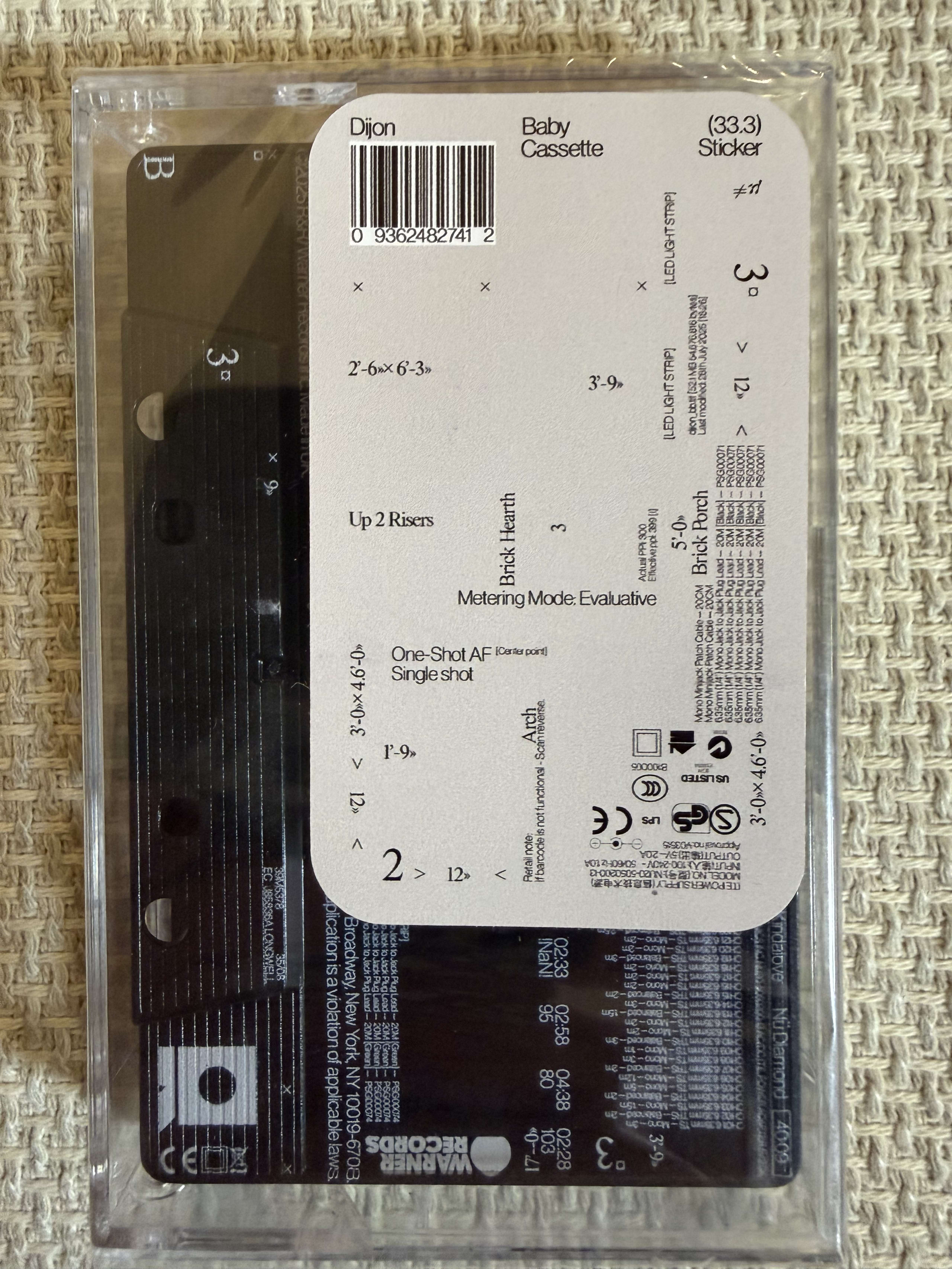 布上に置かれたDijon『Baby』カセットテープ裏面。