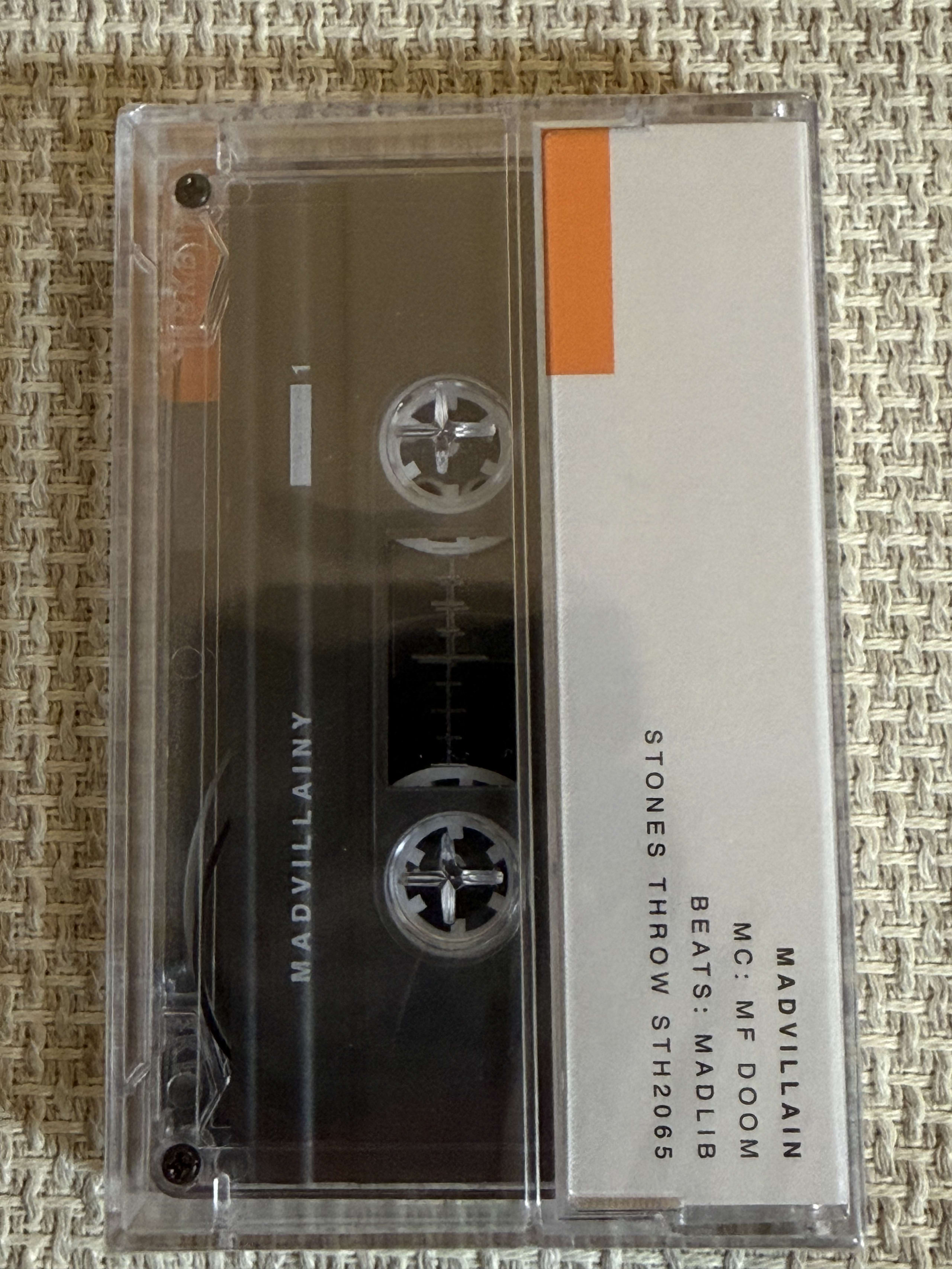 ファブリックの上に置かれたMadvillain『Madvillainy』のカセット。